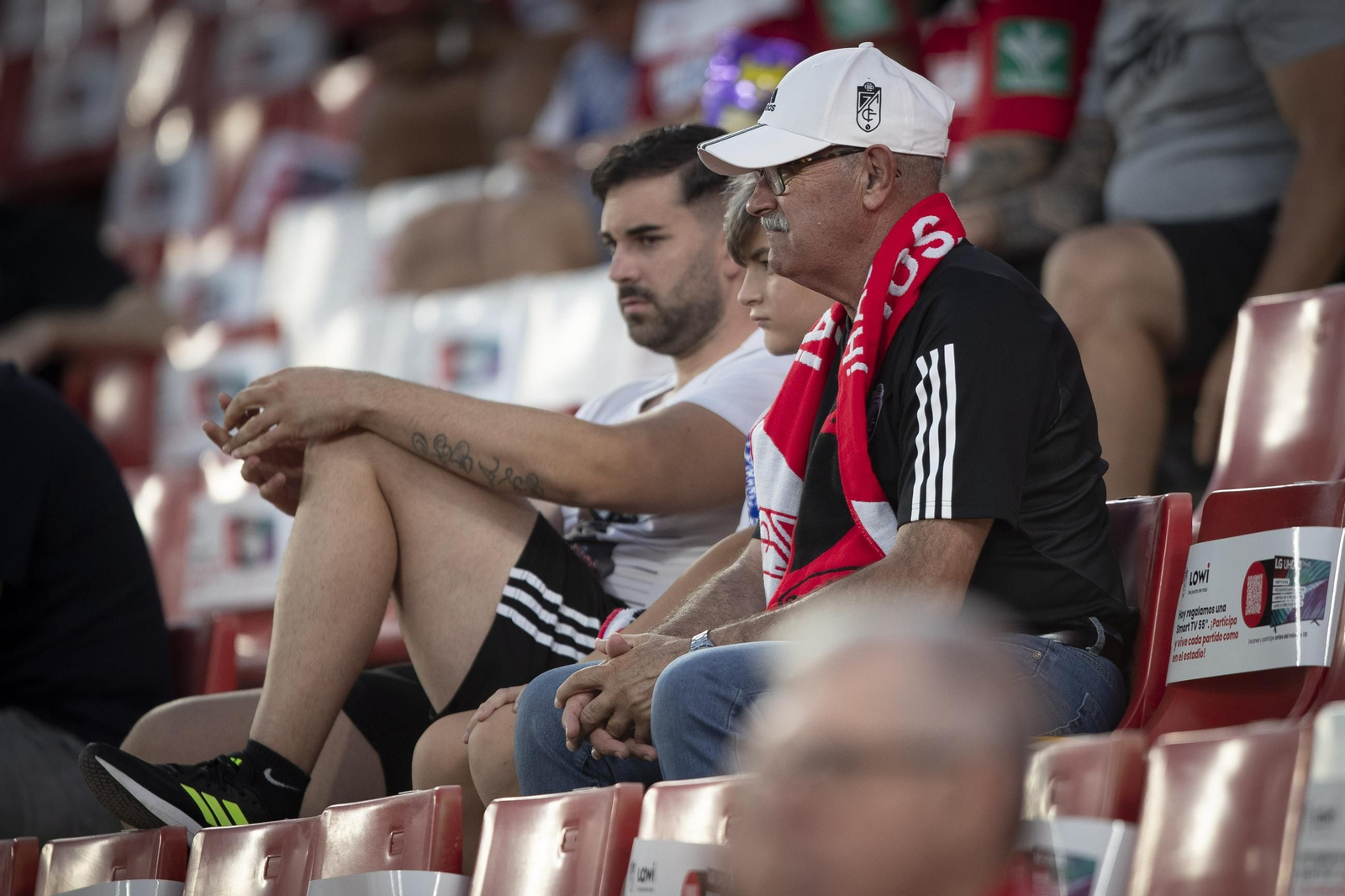 Encuéntrate en la grada de Los Cármenes en el Granada-Leganés