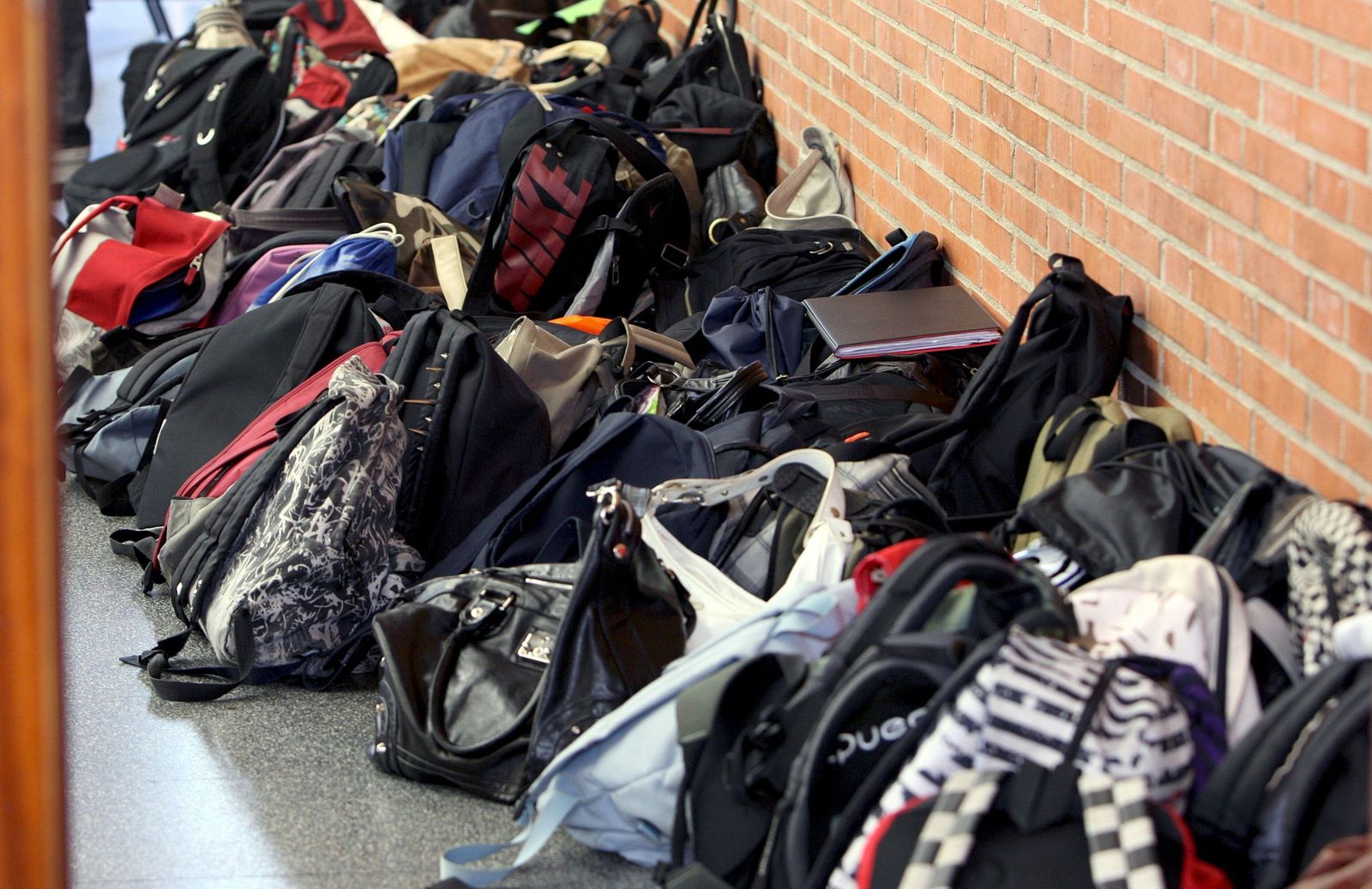 Mochilas en un centro escolar.