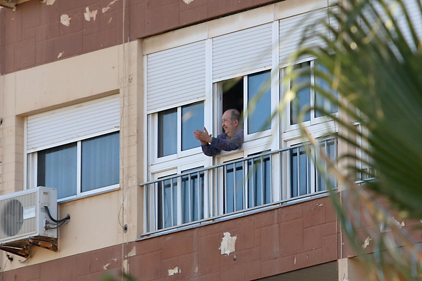 Fotogalería del aplauso de las ocho de la tarde de este lunes 20 de abril