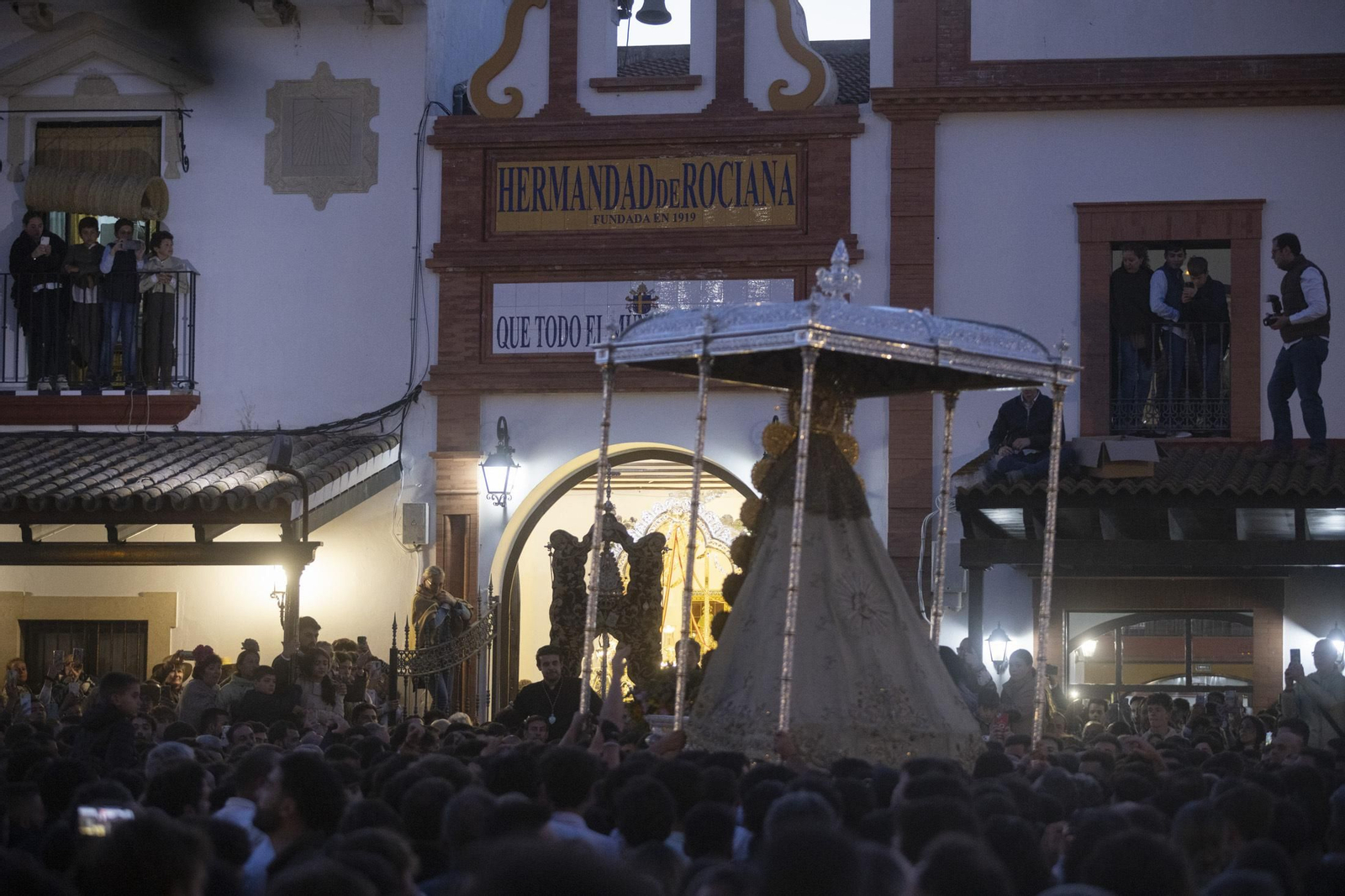 Las mejores imágenes de la procesión de la Virgen del Rocío en la aldea