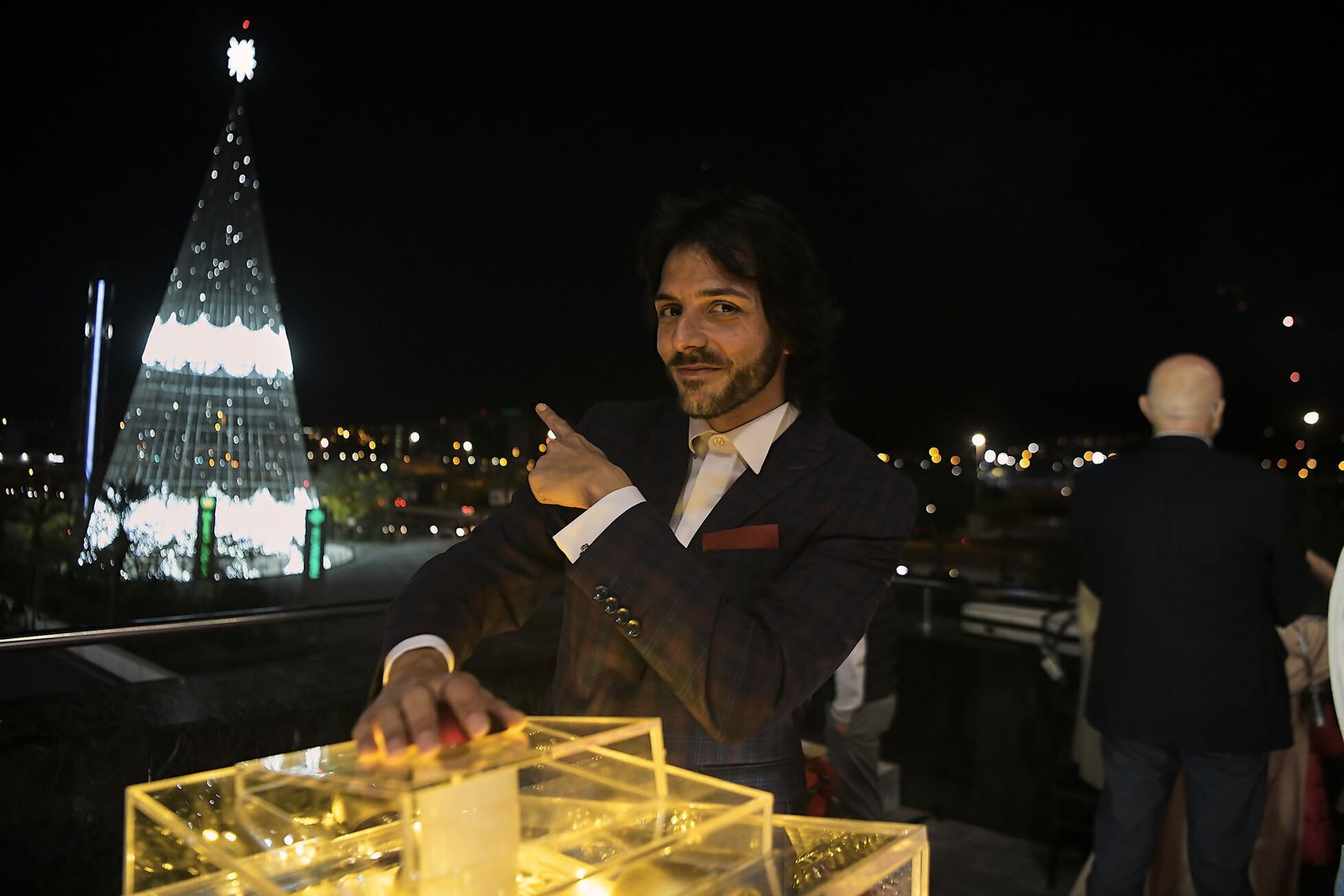 Fotos: así se ha iluminado el árbol de Navidad del Nevada en Granada, el más alto de España