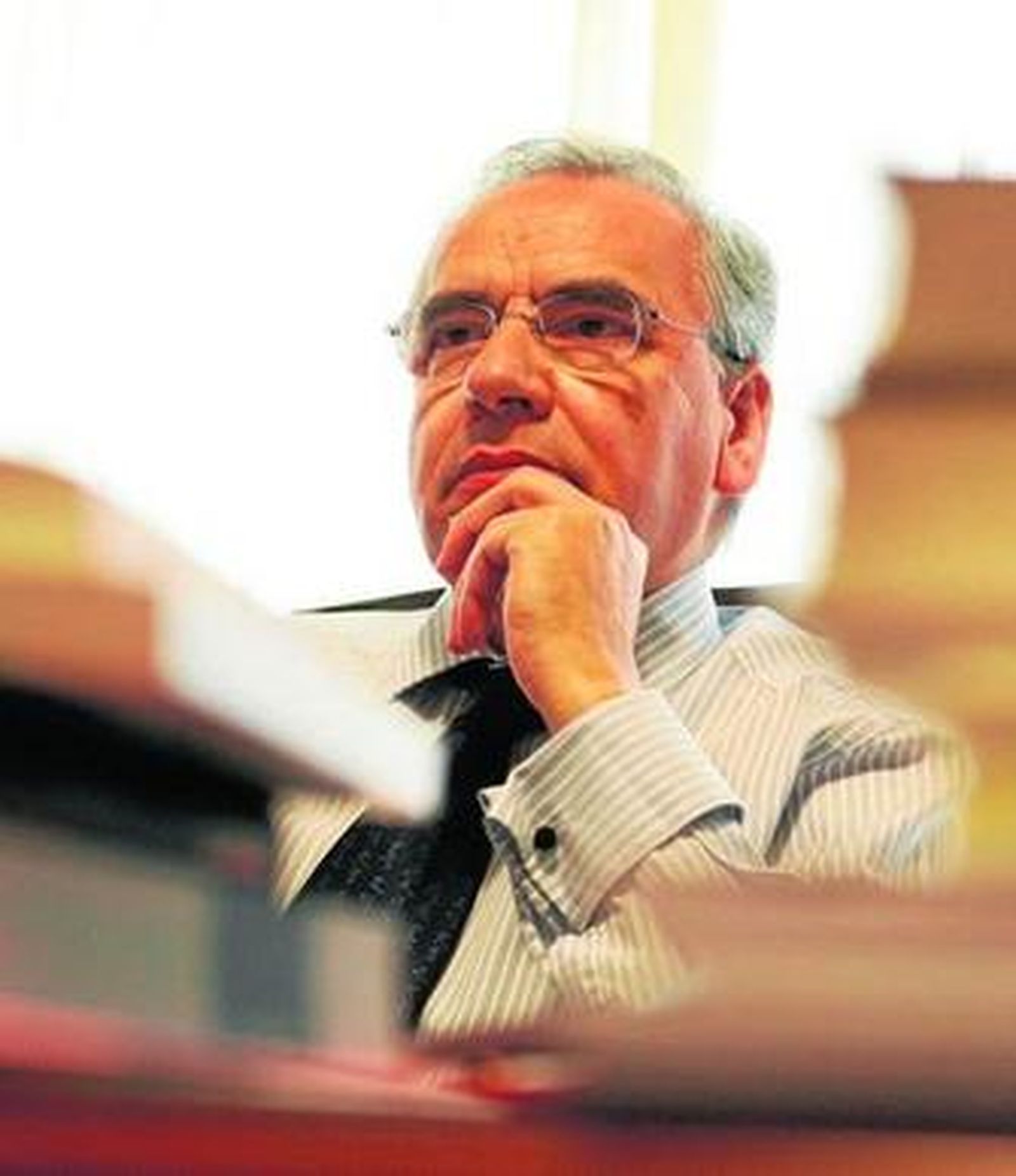 El político y escritor andaluz Alfonso Guerra posa entre libros en su despacho de Madrid.