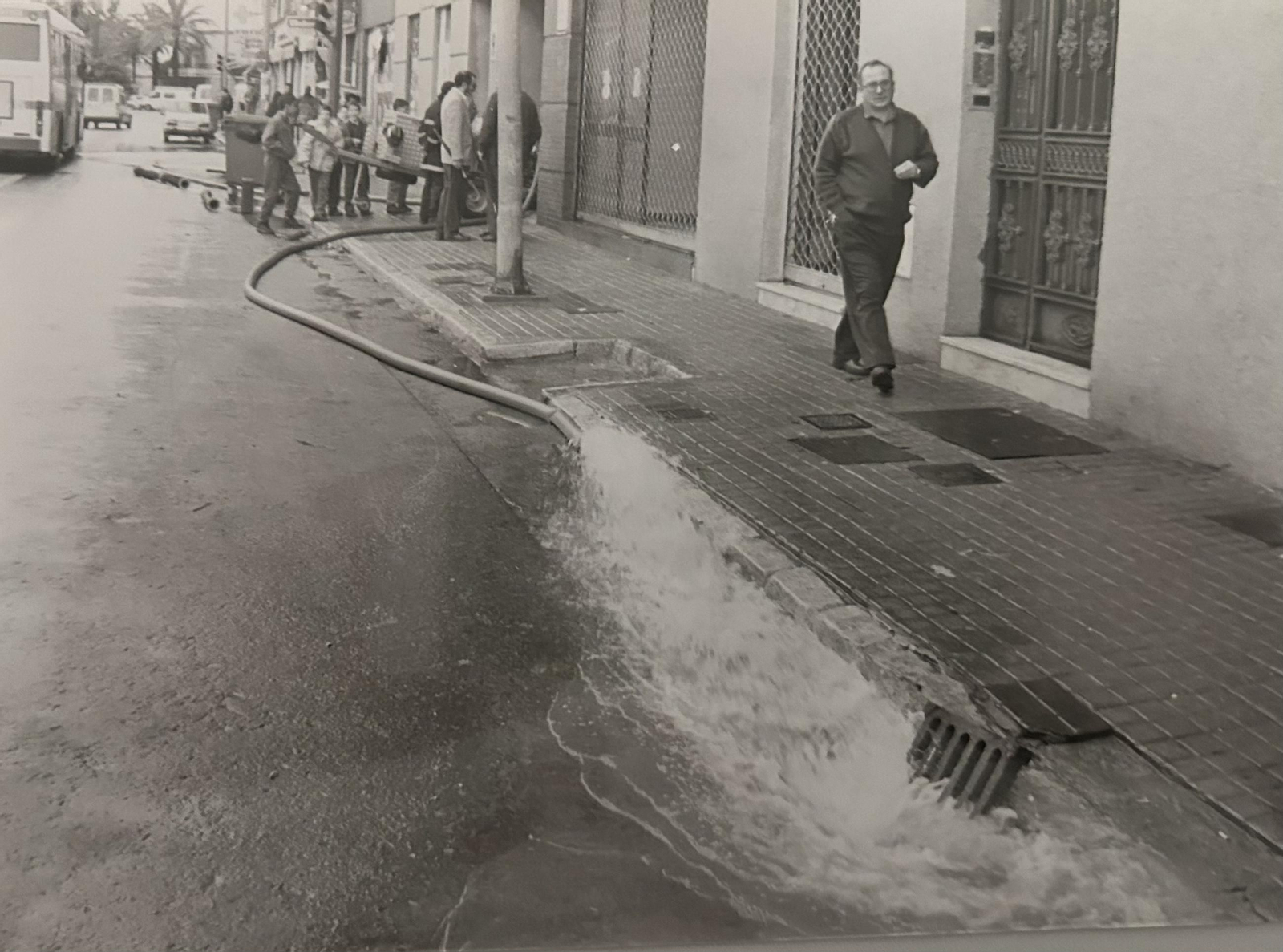 Evacuación de agua de garajes y sótanos por las inundaciones de enero de 1996 en Huelva.