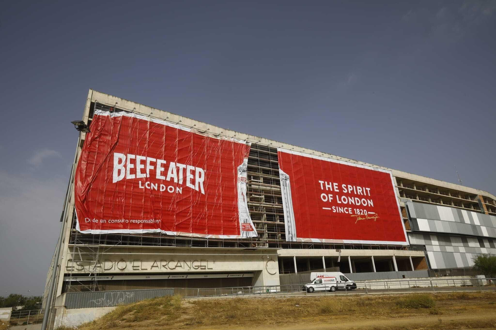 La lona de publicidad que ya luce en la grada de Preferencia de El Arcángel.