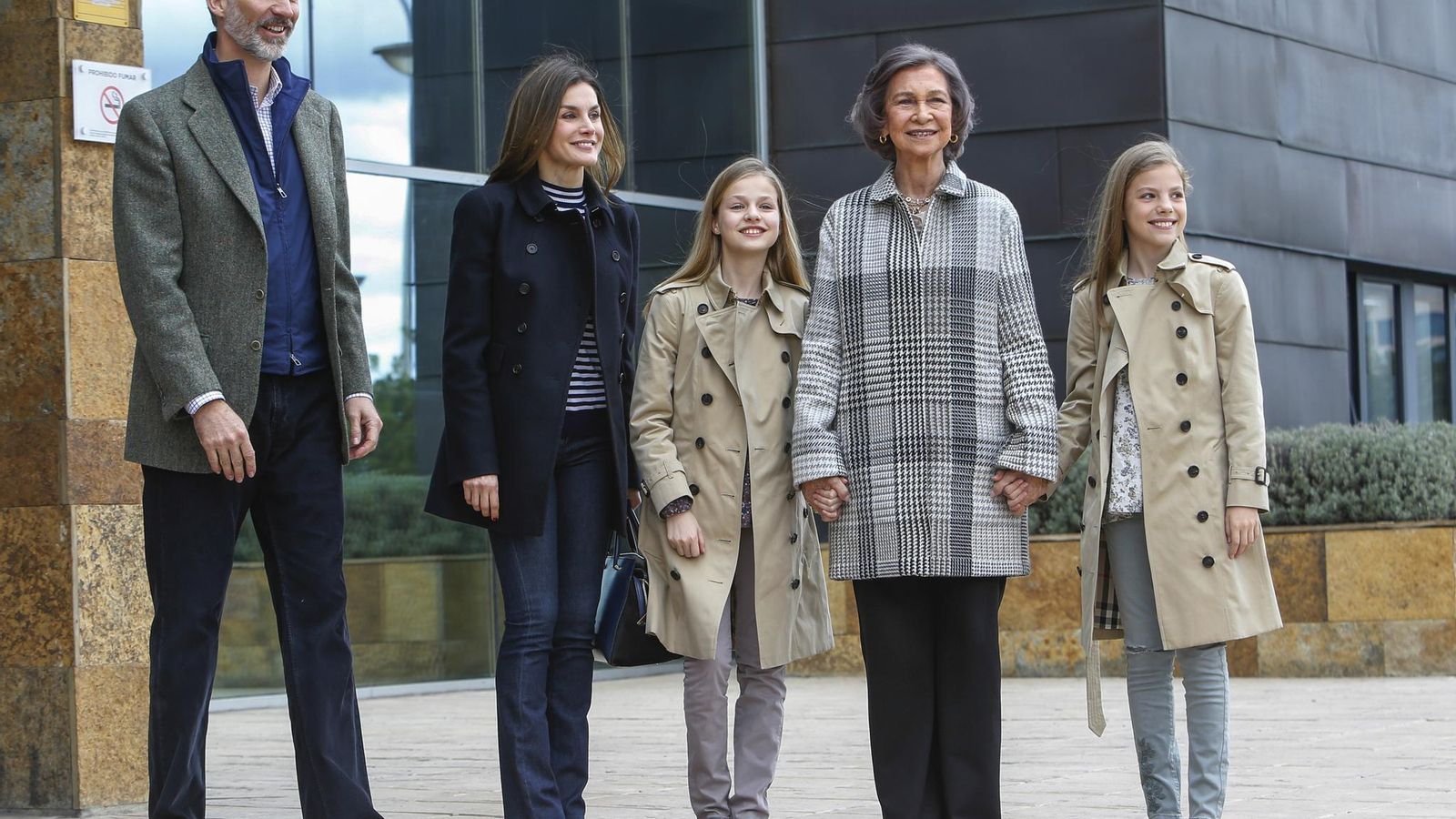 Los Reyes, sus hijas y Doña Sofía, días después de la 'crisis', visitando a Don Juan Carlos en el hospital.