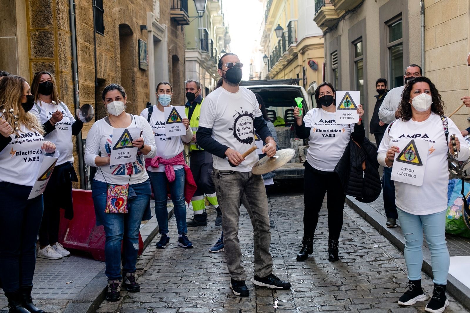 Protesta de la AMPA y la plataforma vecinal Río San Pedro en la delegación de Educación