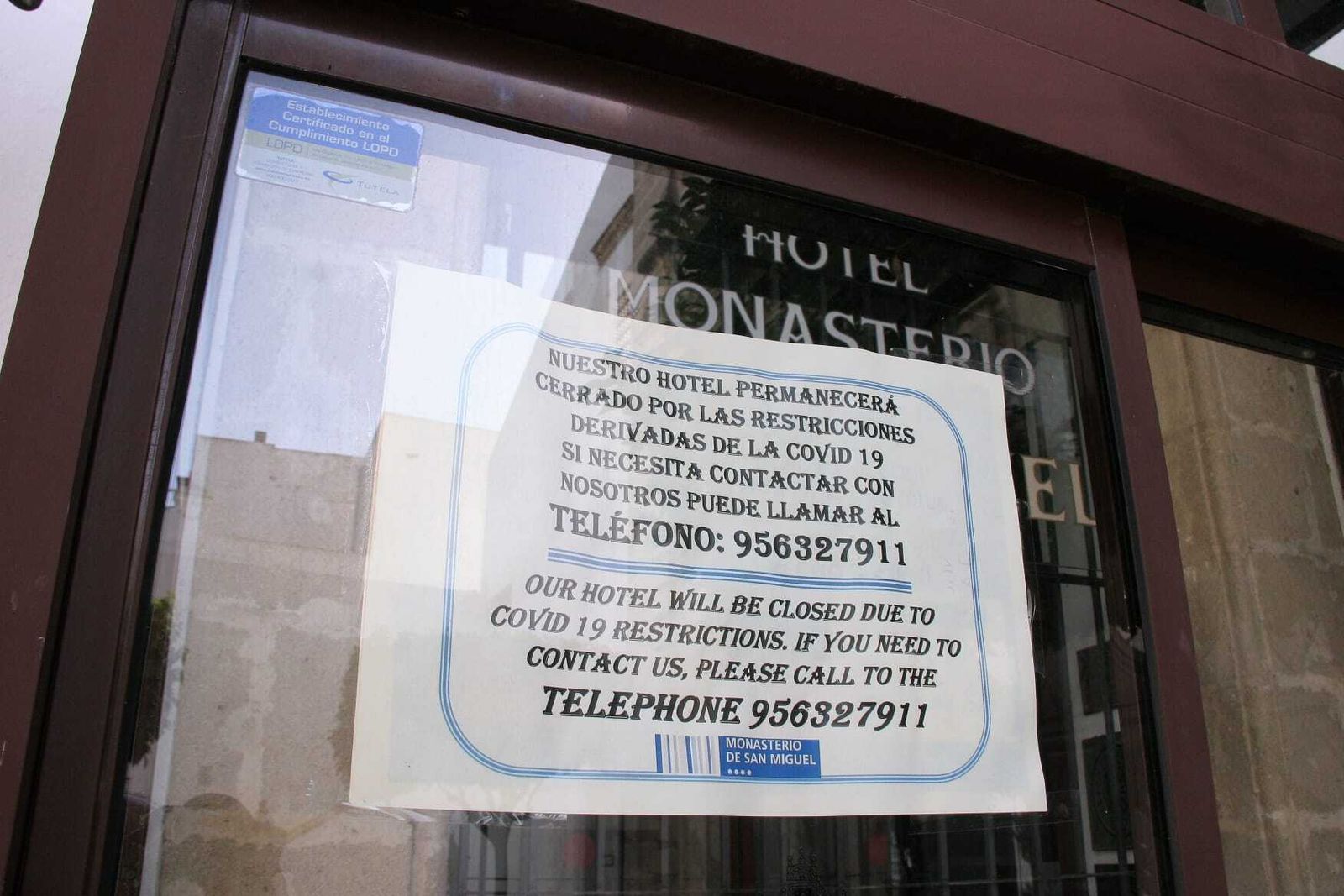 Un  cartel informa del cierre del hotel Monasterio de San Miguel.