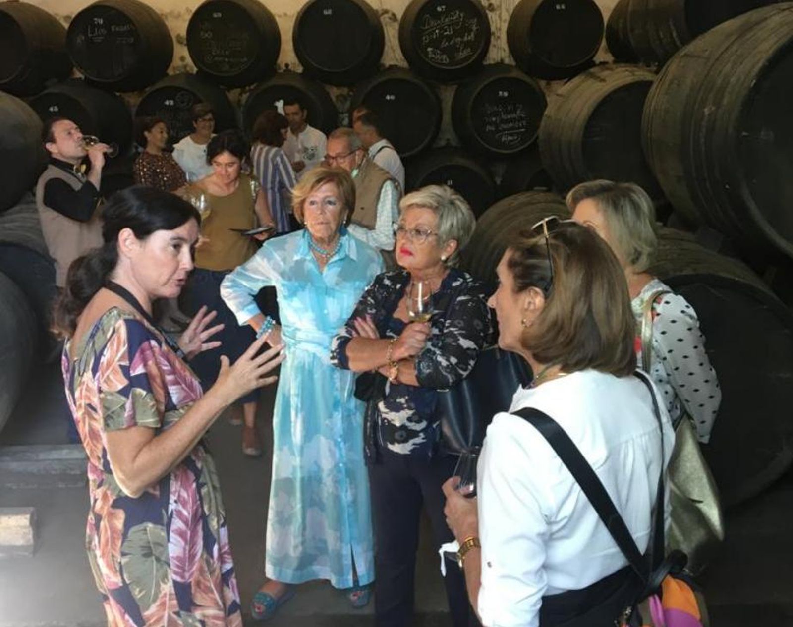 Varias personas, durante una de las catas organizadas en la Cata de Moriles.