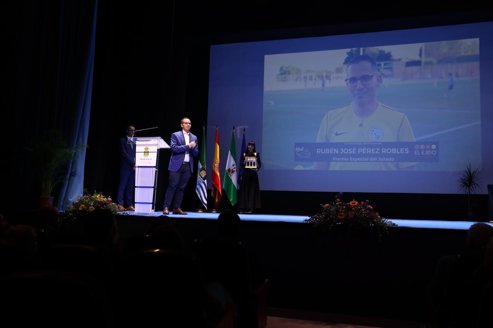 El técnico almeriense recibe su galardón durante la gala de los XXI Premios del Deporte Ejidense.