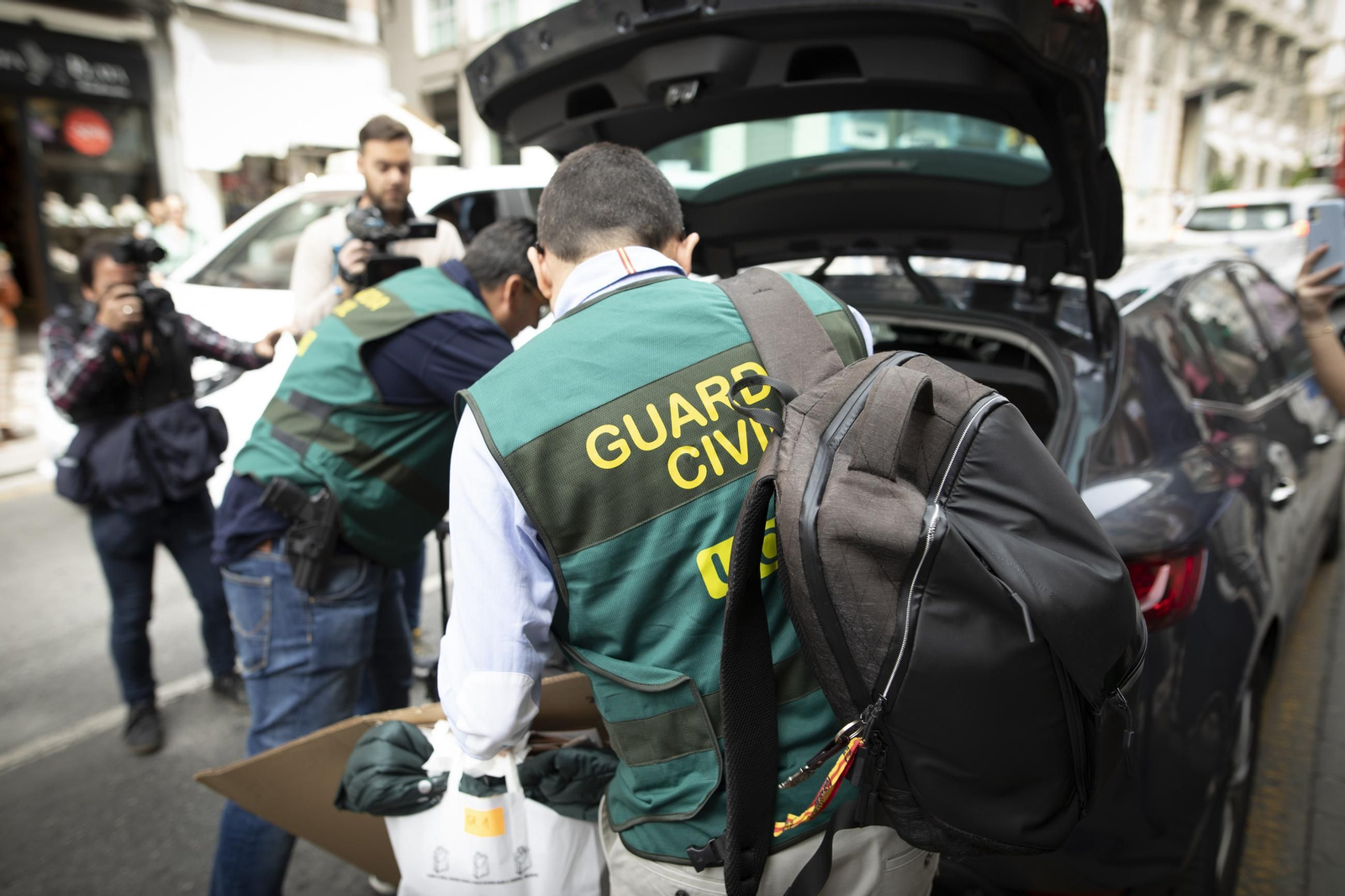 Agentes de la UCO en una actuación en una imagen de archivo.