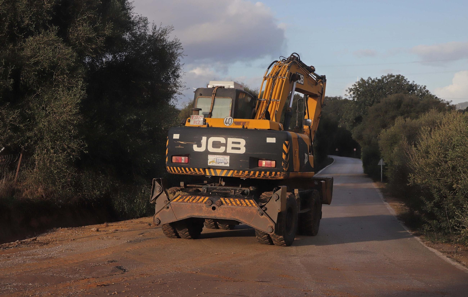 Fotos de las labores de limpieza y retirada de barro en la carretera CA-9203, que une Pinar del Rey con la Estación de San Roque