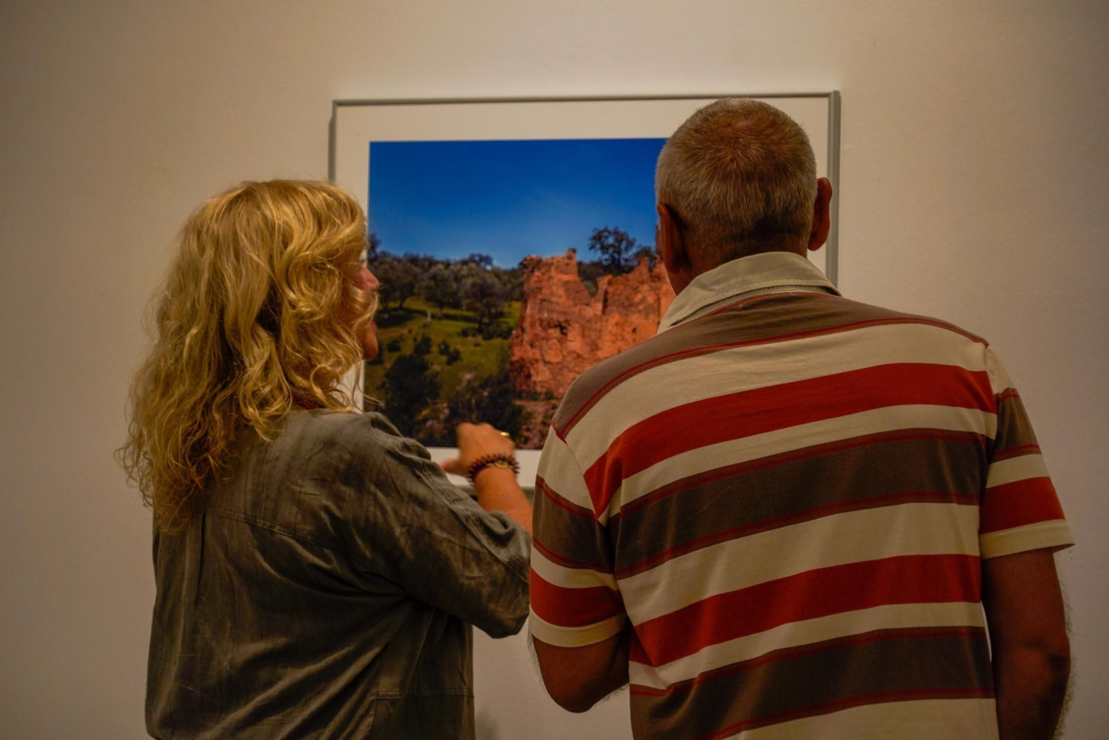Imágenes de la inauguración de la exposición 'Ermitas de repoblación en la Sierra de Huelva' por La diputada de Cultura, Gracia Baquero, y el autor de la exposición, Jorge Garrido.