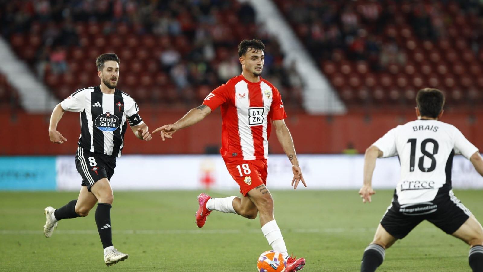 Pubill volvió a cuajar un buen partido en el aspecto ofensivo, asistiendo a Suárez en el 2-0