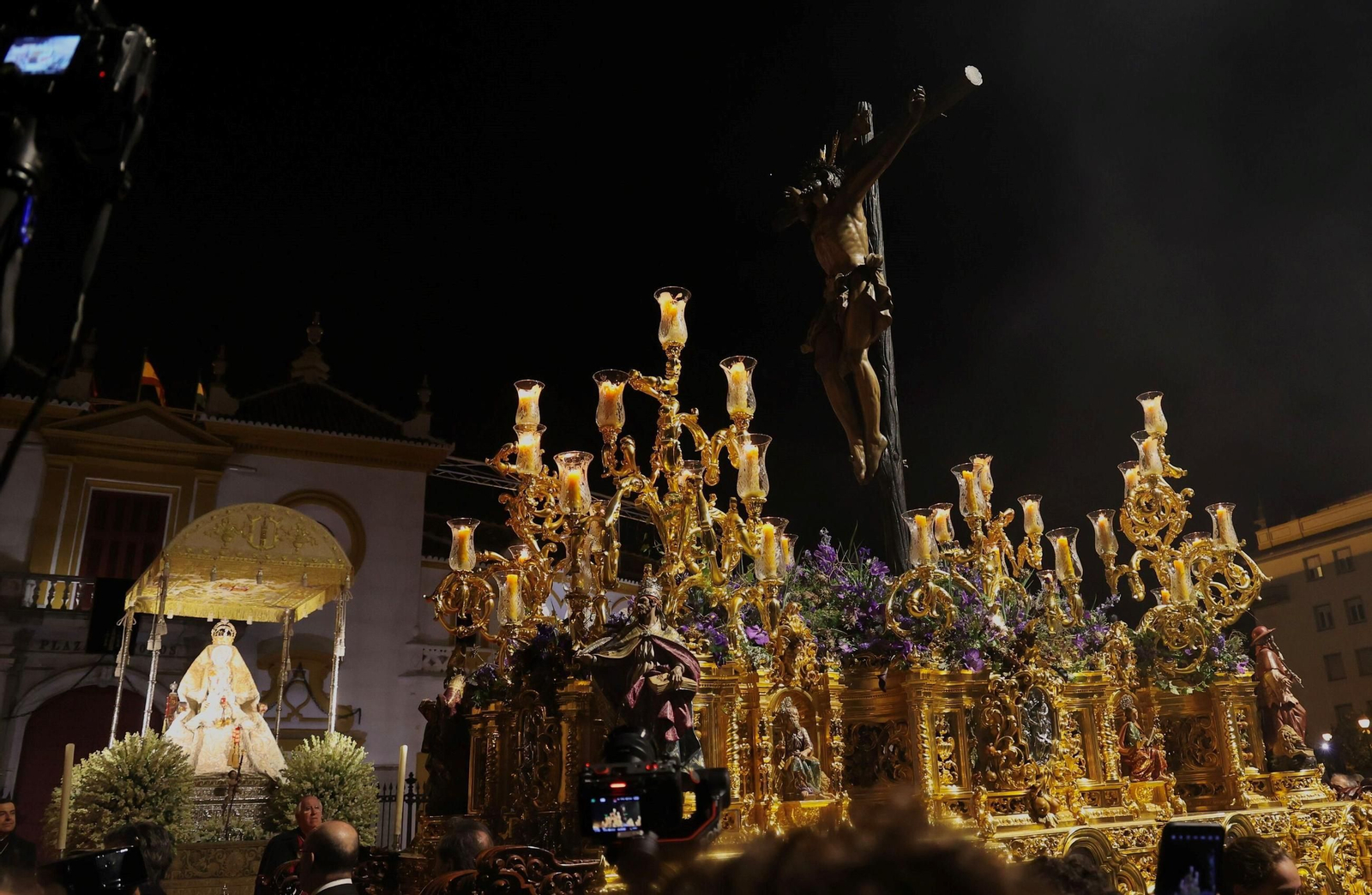 El Cachorro y la Virgen de los Reyes.