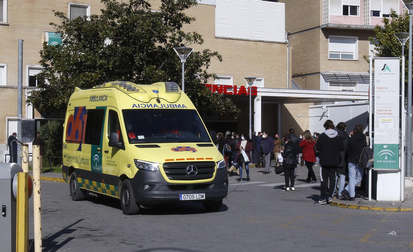 Una ambulancia del 061 en el entorno de la zona de Urgencias del Hospital Virgen del Rocío.