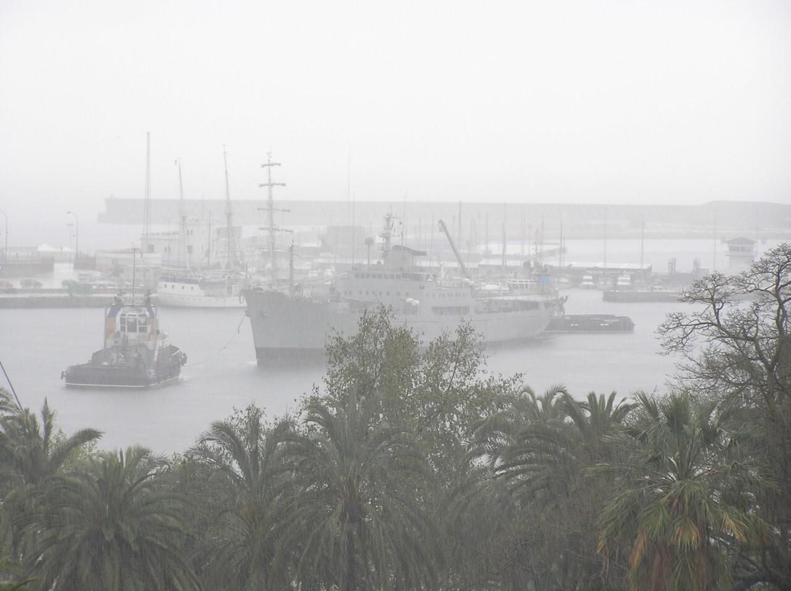 El buque ‘Contramaestre Casado’ bajo la lluvia maniobrando para atracar con las tropas de La Legión .