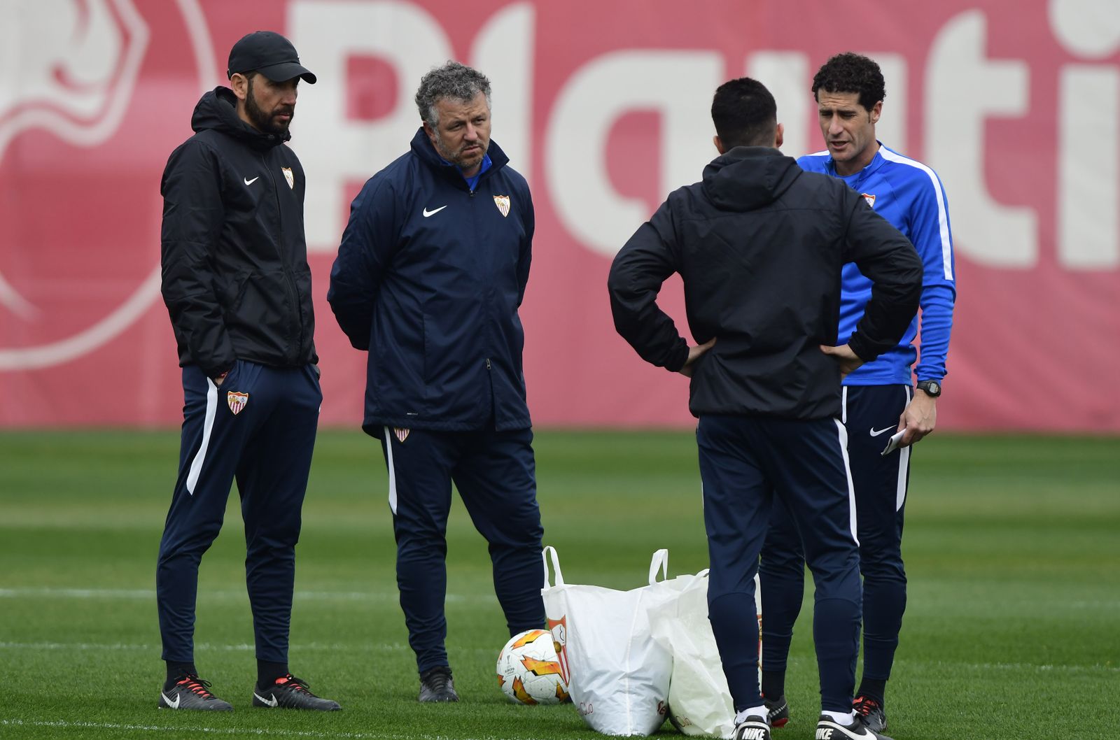 Pablo Machín, Jordi Guerrero y José Luis Silva atienden al preparador físico, Jordi Balcells.