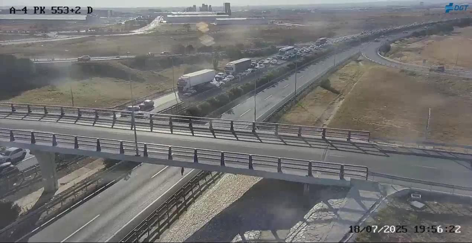 Un accidente complica la salida desde Sevilla por la A-4
