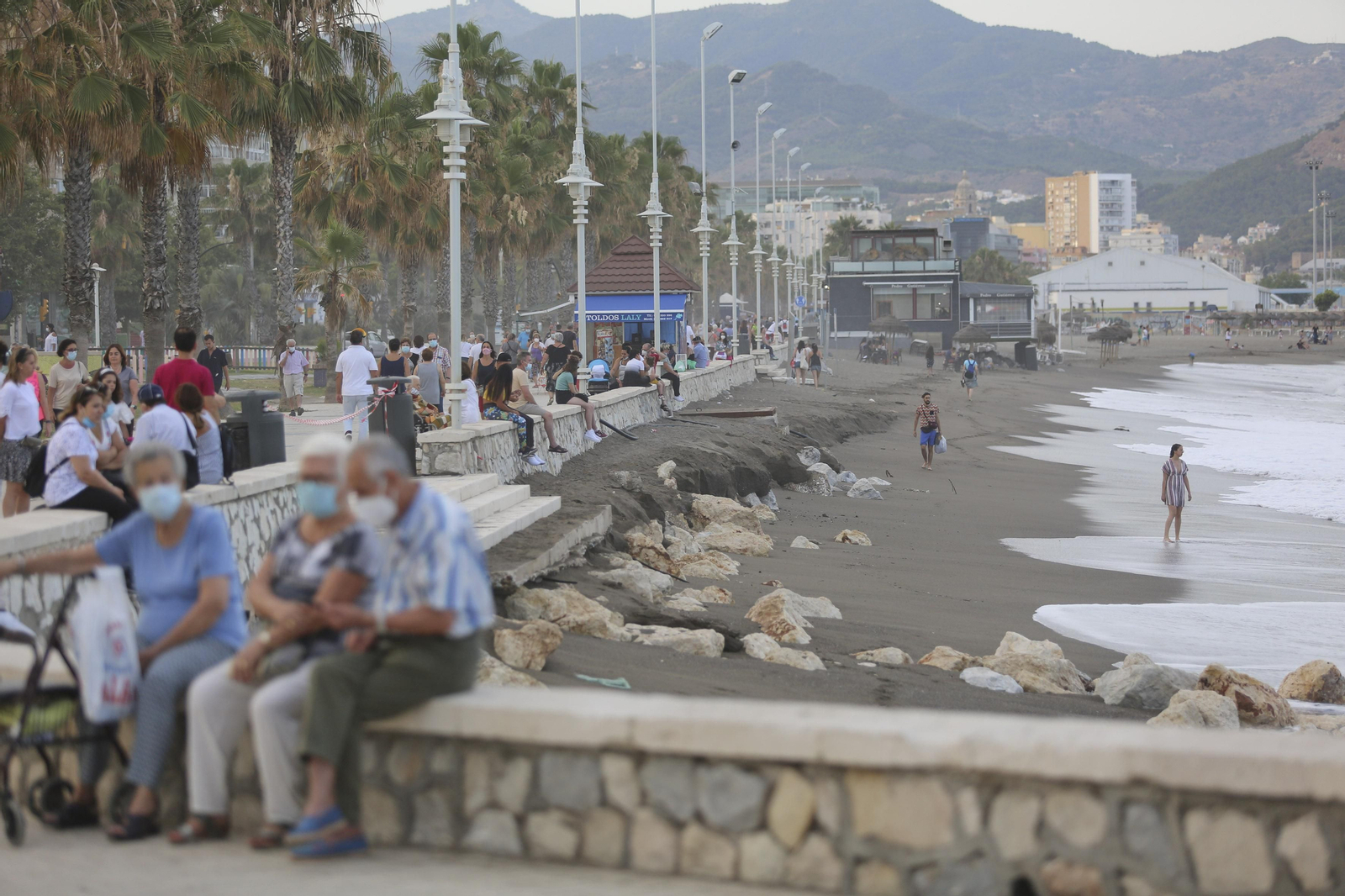 Solitaria noche de San Juan en las playas de Málaga, en fotos