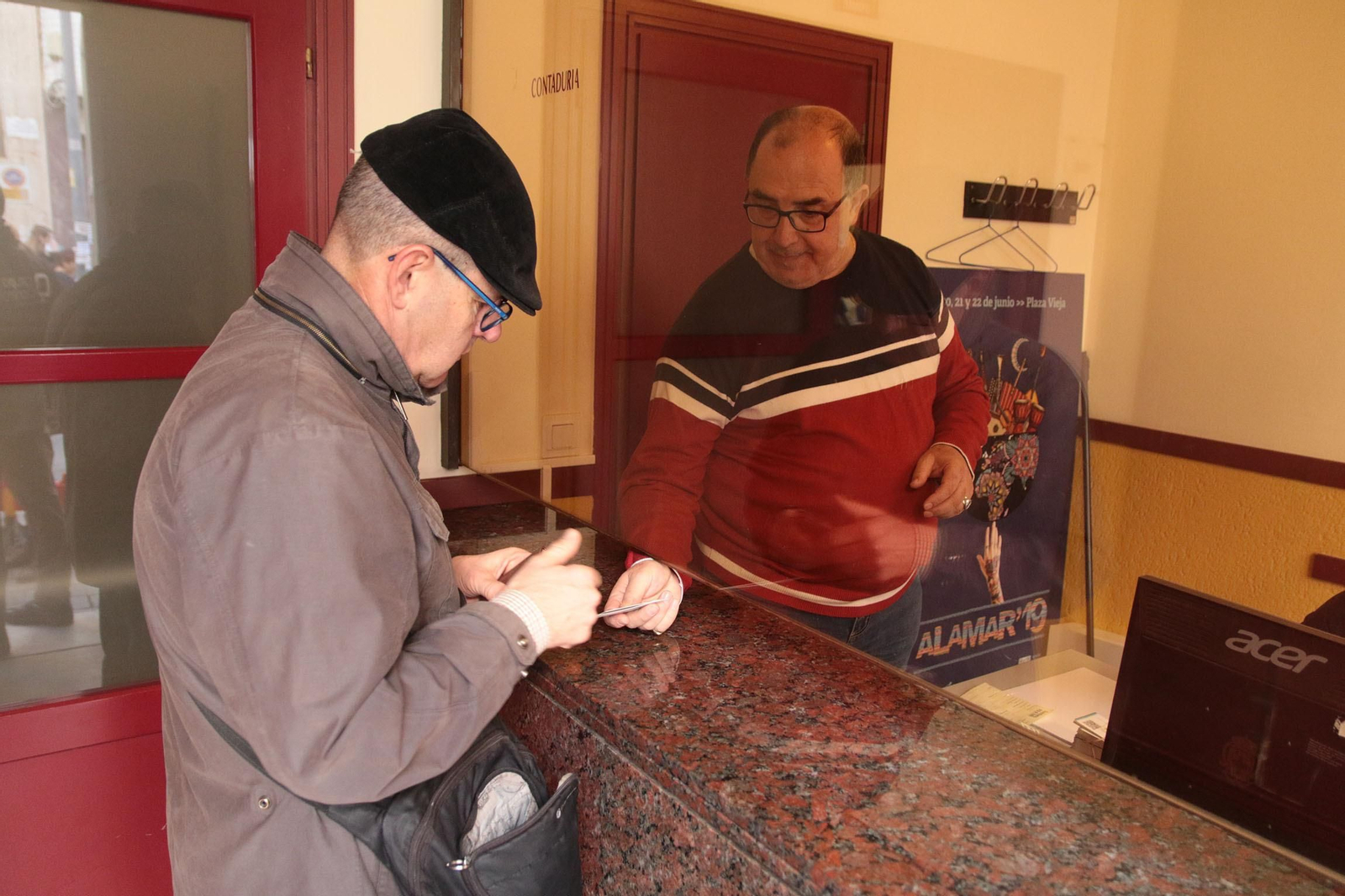 La cola para las entradas del acto de Bisbal como Hijo Predilecto de Almería