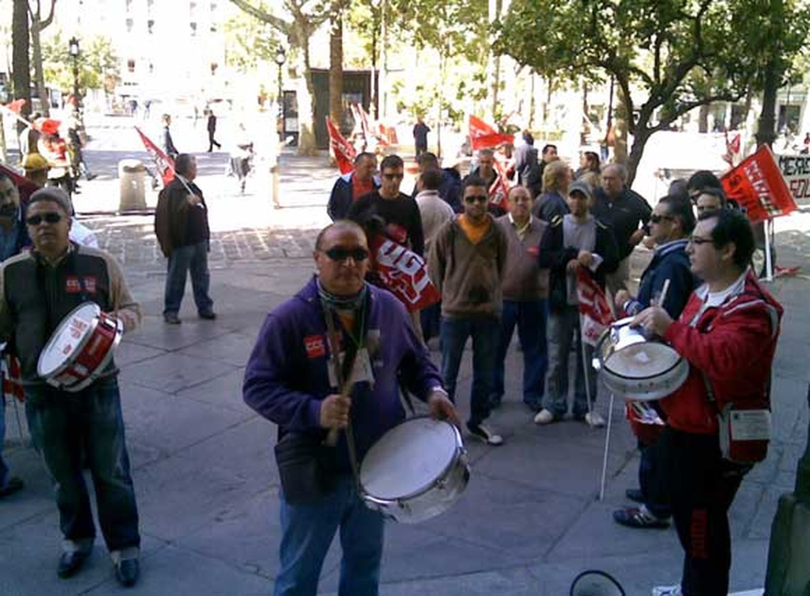 Los prejubilados de Mercasevilla cortan el tranvía en su manifestación por el conflicto del ERE