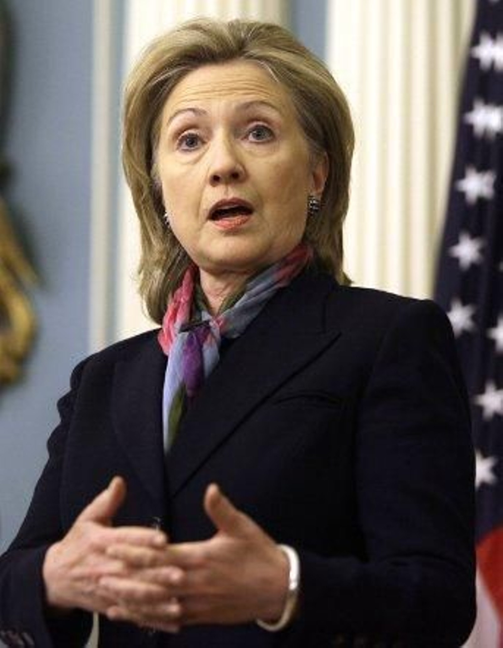 Clinton acusa a Wikileaks de atacar a "la comunidad internacional" Clinton acusa a Wikileaks de atacar a "la comunidad internacional"