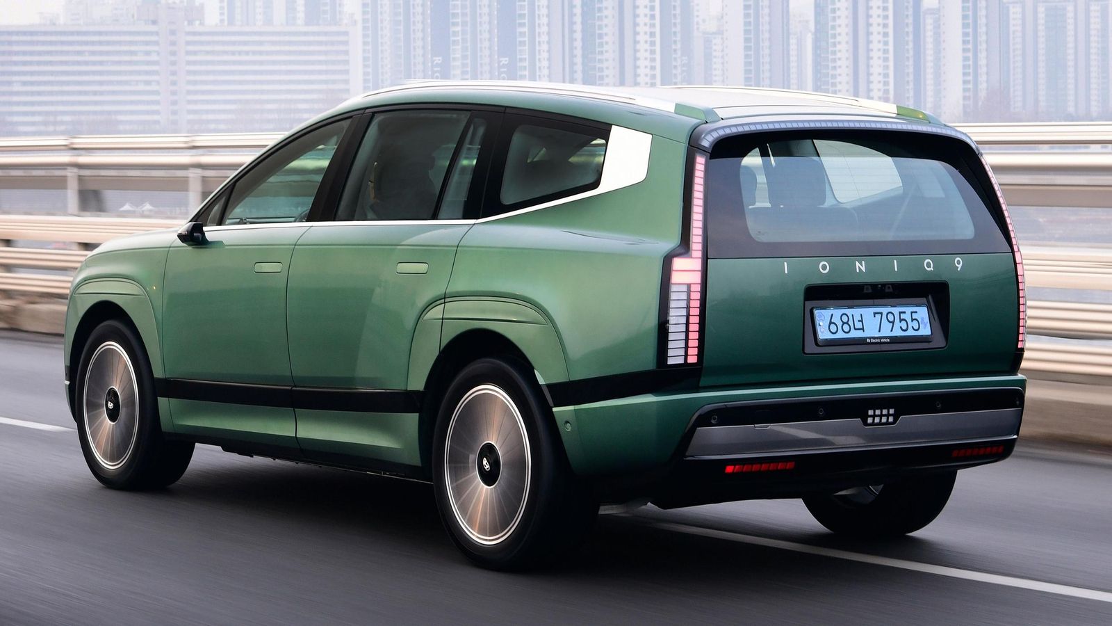 Este SUV eléctrico de seis o siete plazas, por sus características, será una alternativa a los Kia EV9 -con el que comparte muchos elementos-, Volvo EX90, Polestar 3 o Audi Q8, entre otros.