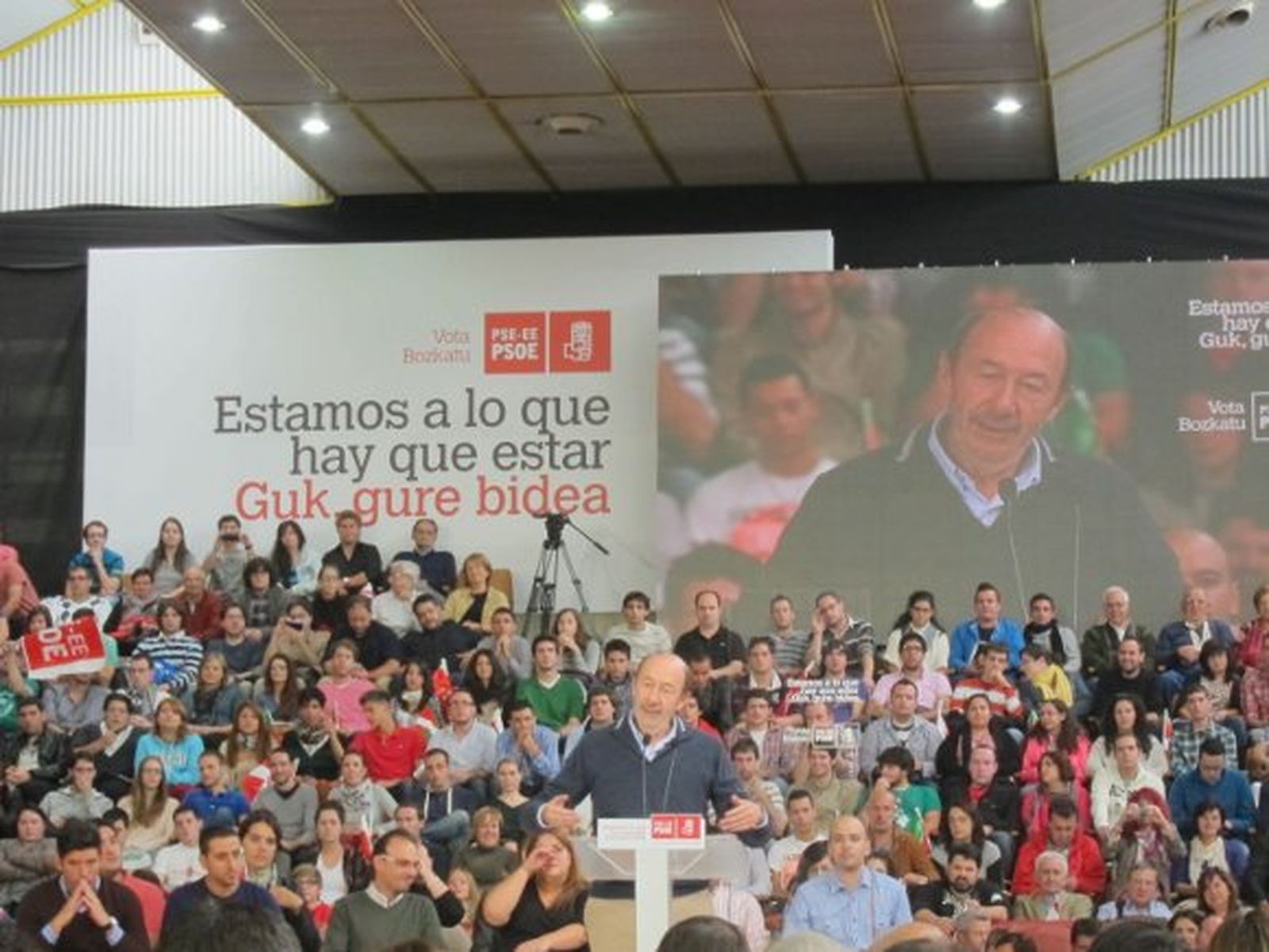 Rubalcaba pide a Rajoy que trate a Merkel con igual dureza que a los parados