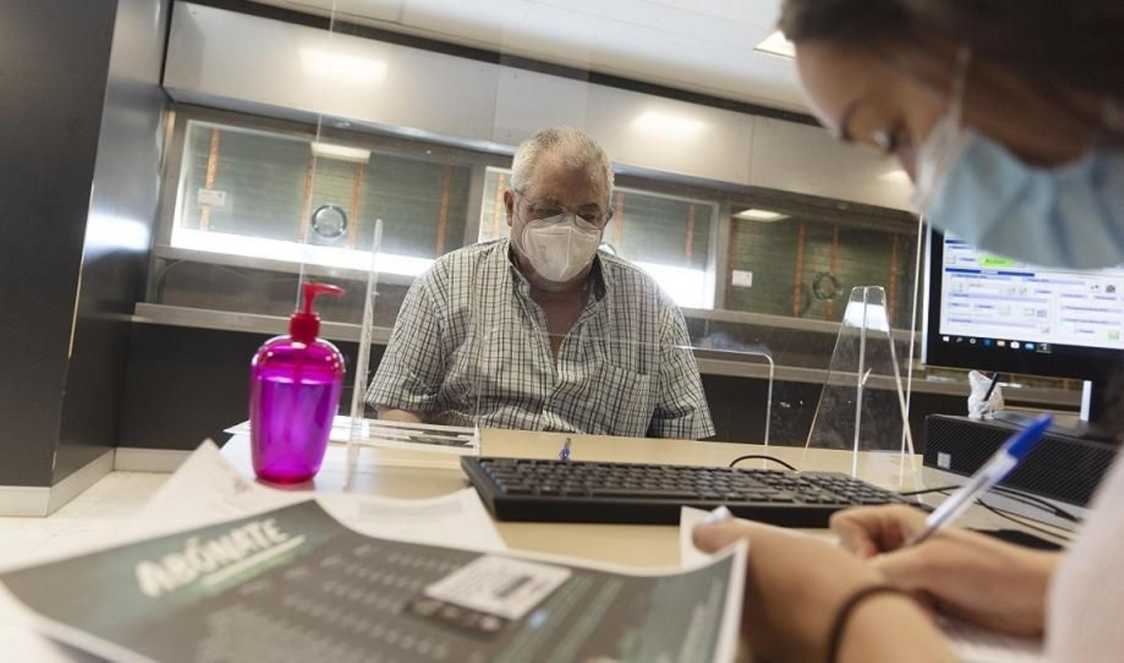 Uno de los primeros abonados en renovar su carné del Córdoba CF.