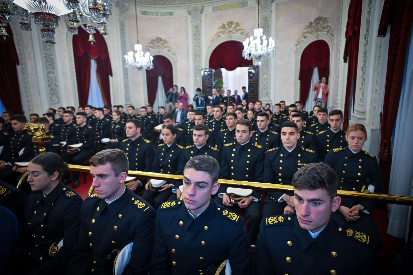 Las imágenes del recibimiento a los guardiamarinas del Elcano en el Ayuntamiento de Cádiz, con la Princesa Leonor