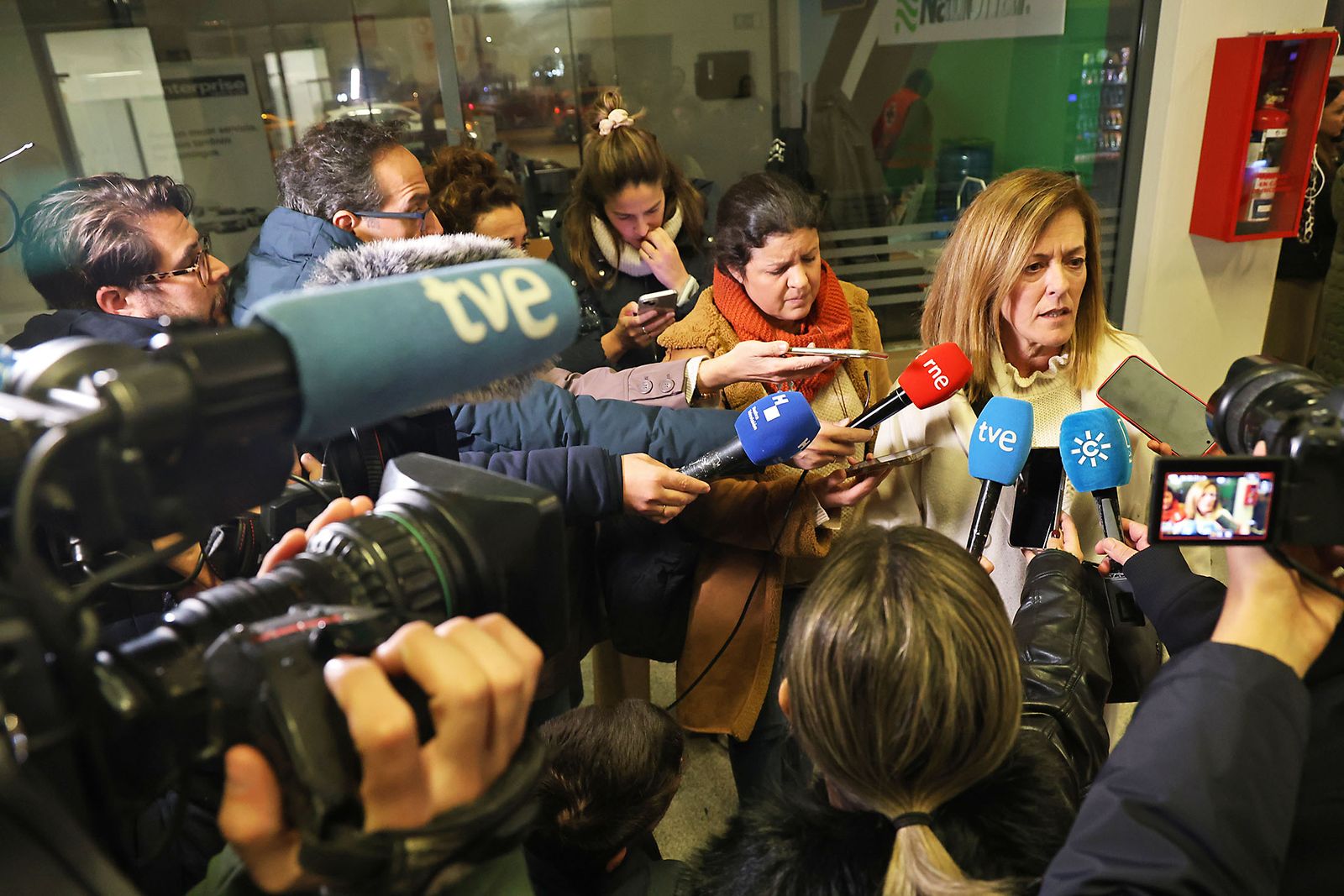 Las Fotografías del dispositivo de urgencia en la estación de Huelva para los afectados por el tren accidentado