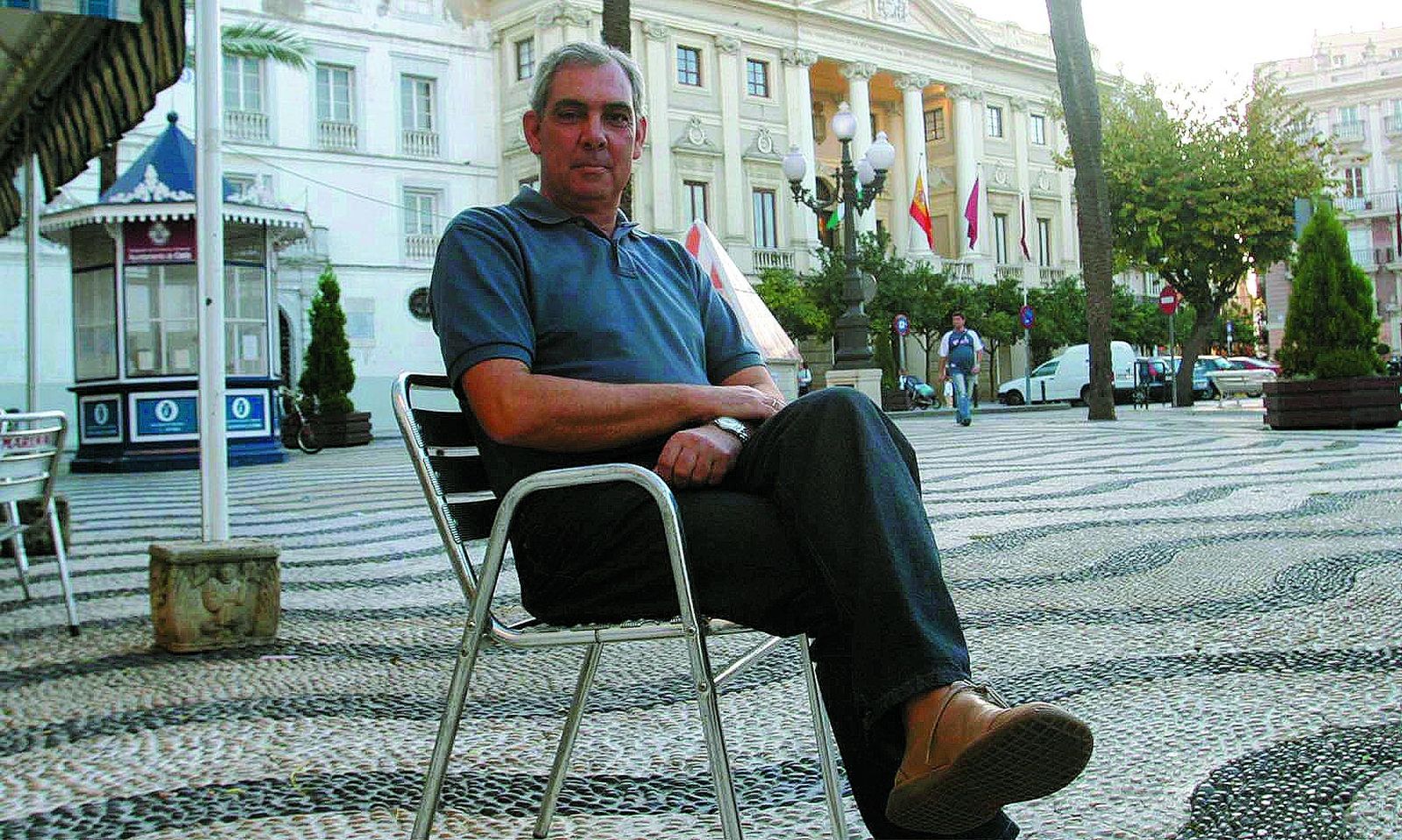 Jesús Gargallo sentado en la plaza de San Juan de Dios.