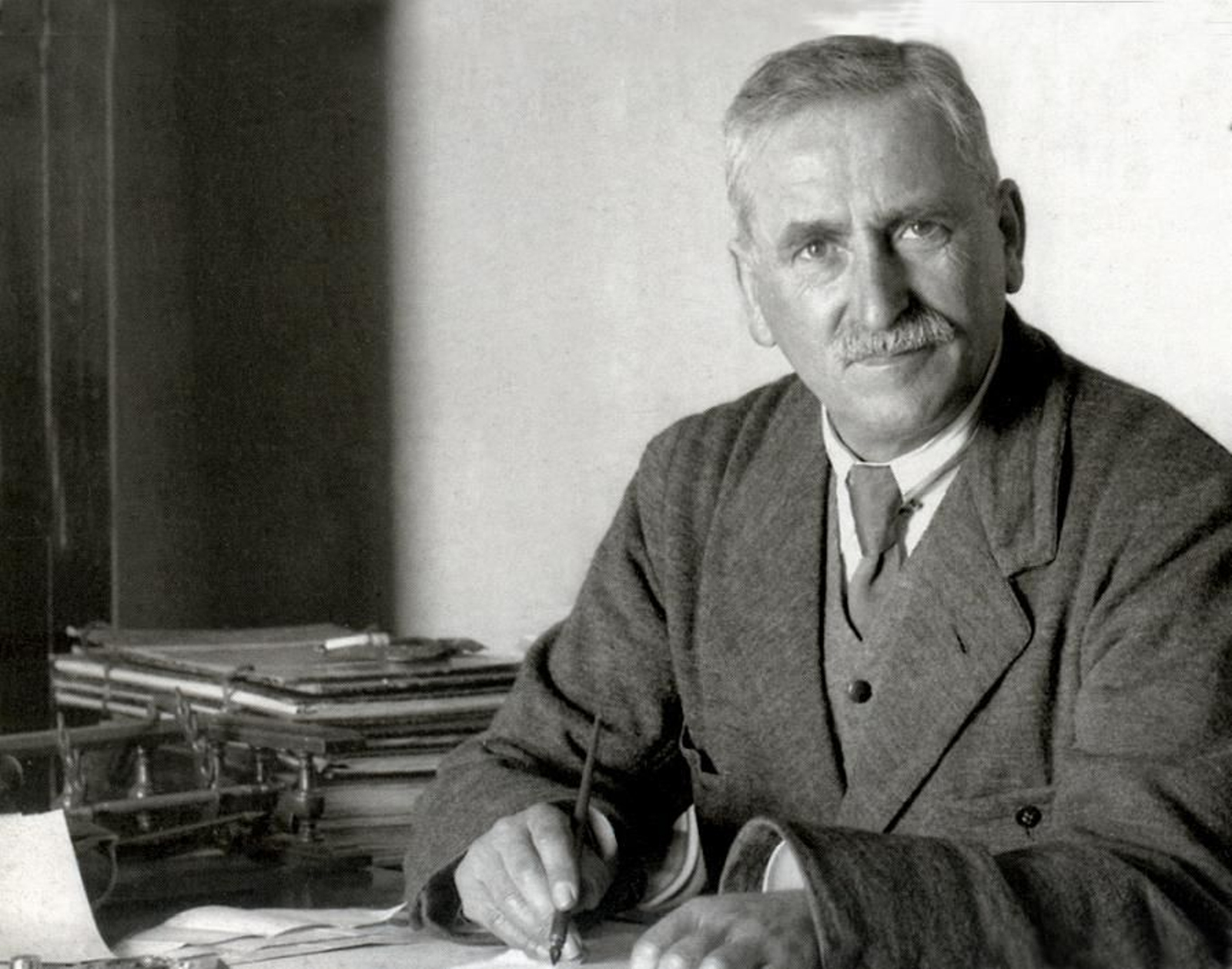 Cástor Rodríguez del Valle y Quintanilla en su despacho en una fotografía realizada en torno a 1930