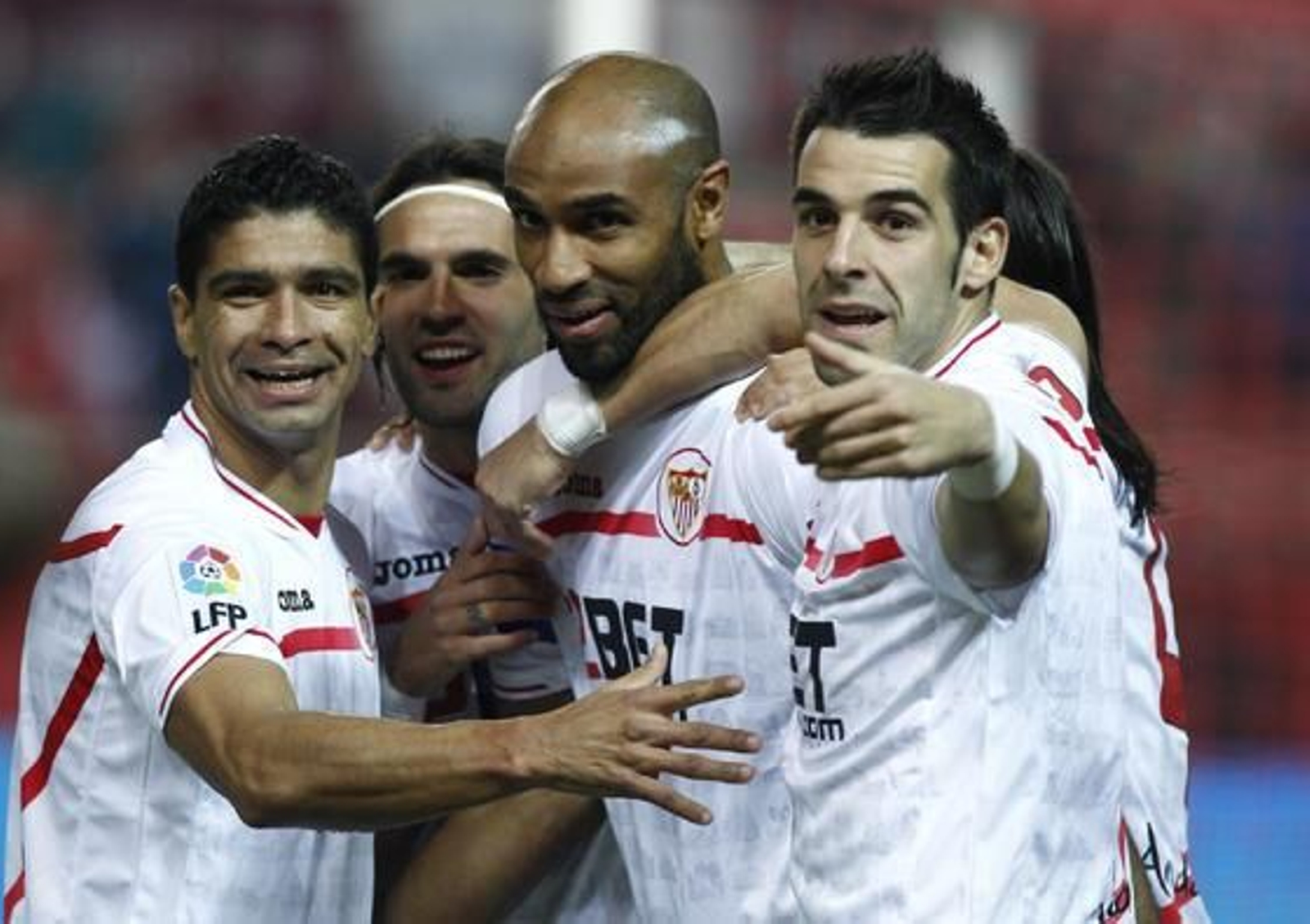 El Sevilla celebra la vuelta de Sergio Sánchez a los terrenos de juego con el pase a las semifinales de Copa del Rey ante el Villarreal (3-0). / Antonio Pizarro
