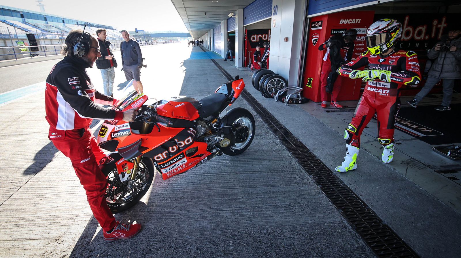 Álvaro Bautista estrena su numero 1 en las pruebas de SBK en Jerez
