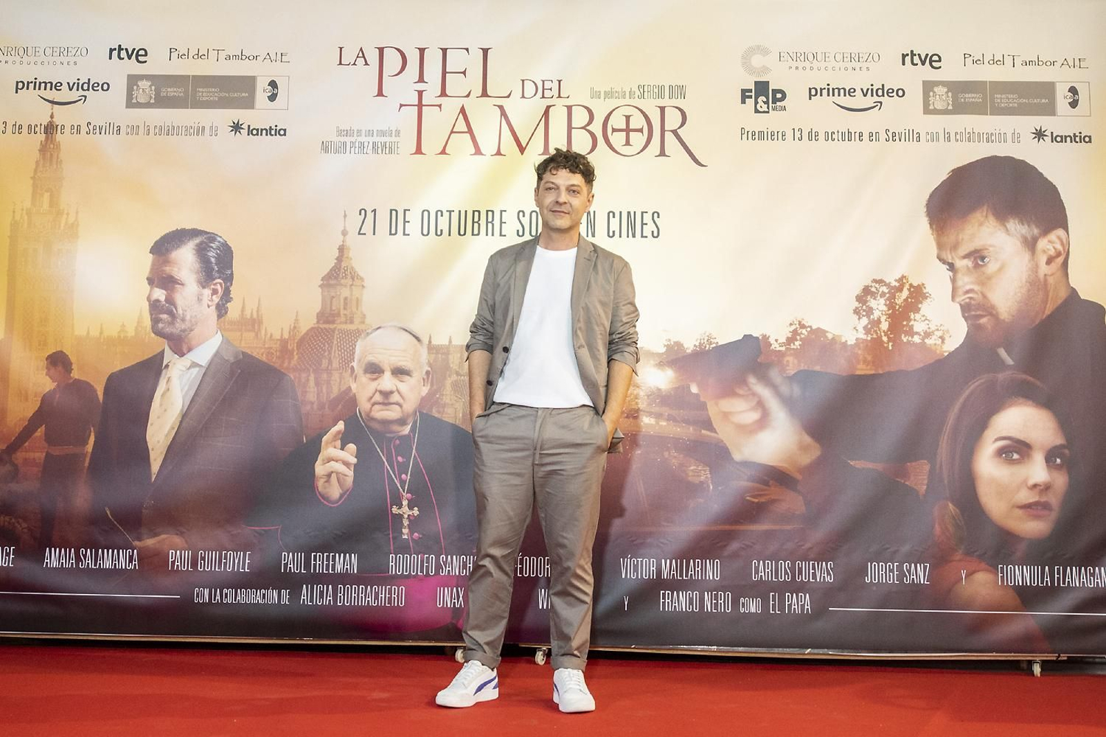Las imágenes del preestreno de 'La piel del tambor' en Sevilla