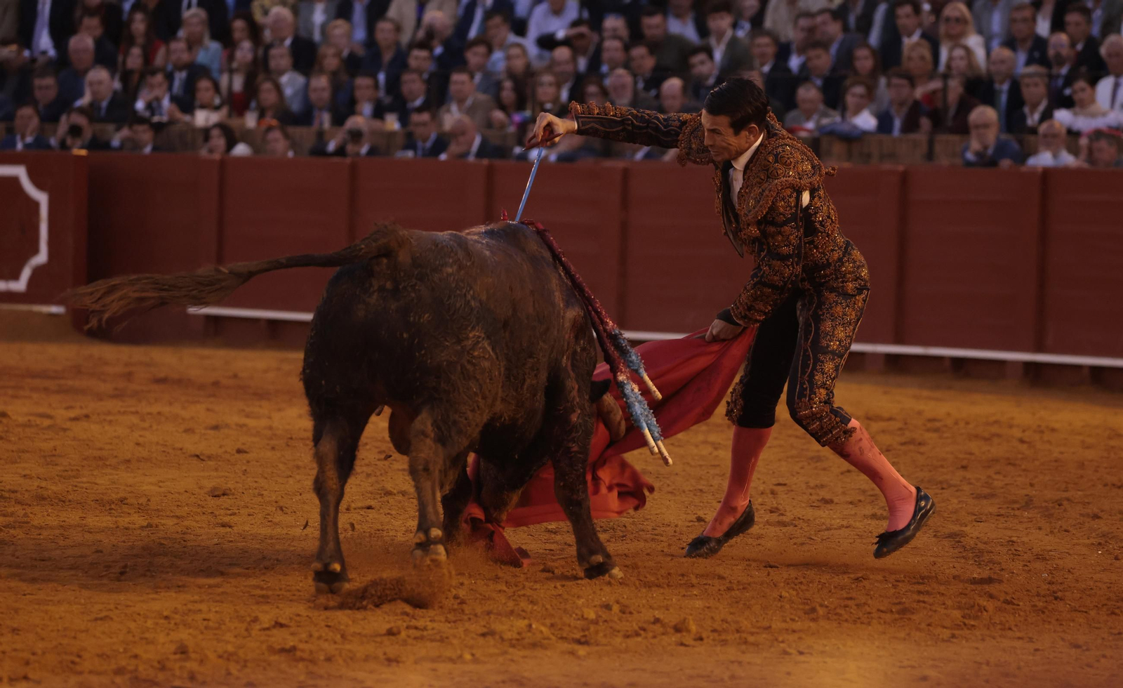 Las imágenes de los toros en Sevilla con Morante de la Puebla, José María Manzanares y Talavante