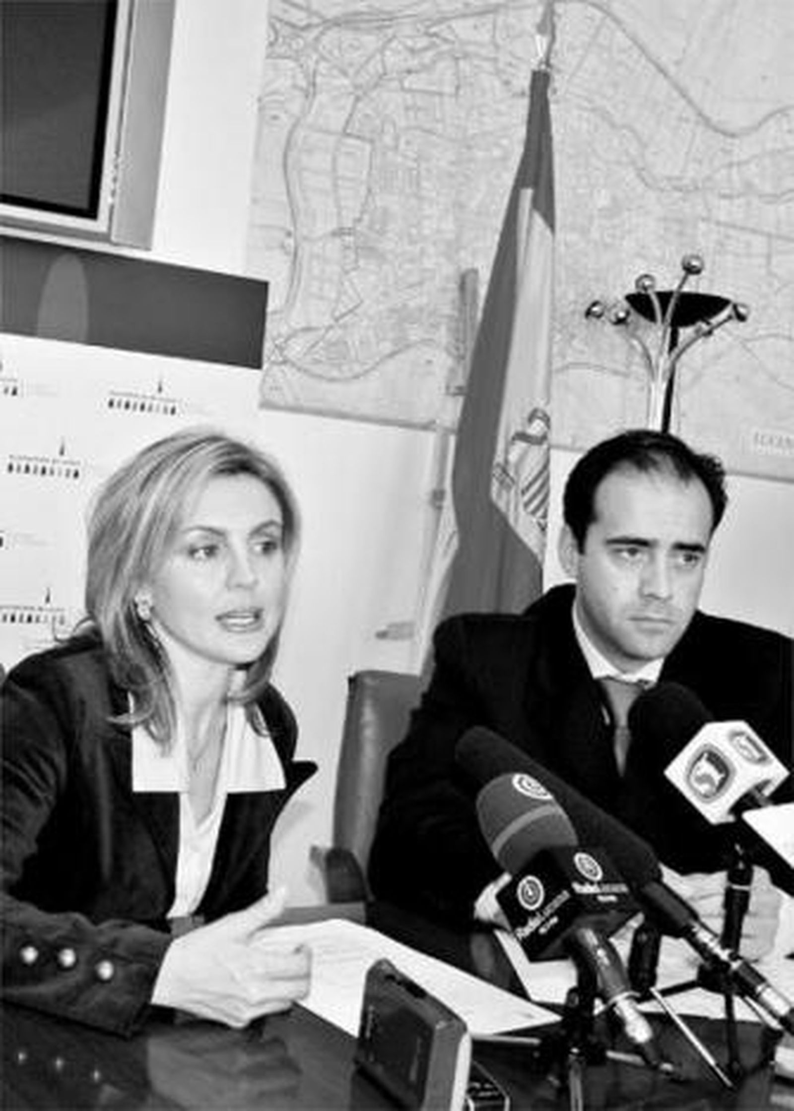 Lara y Chamizo durante la presentación de los cursos.