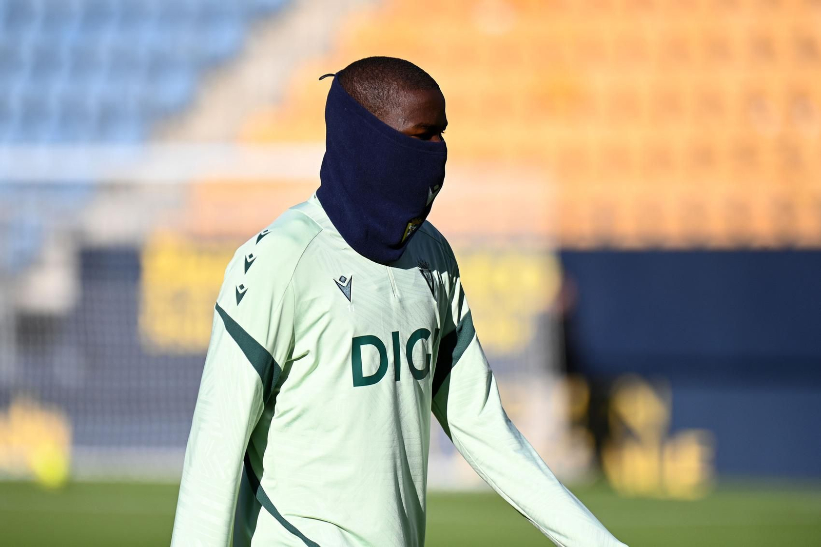 Un jugador del Cádiz se protege del frío en la sesión del sábado.