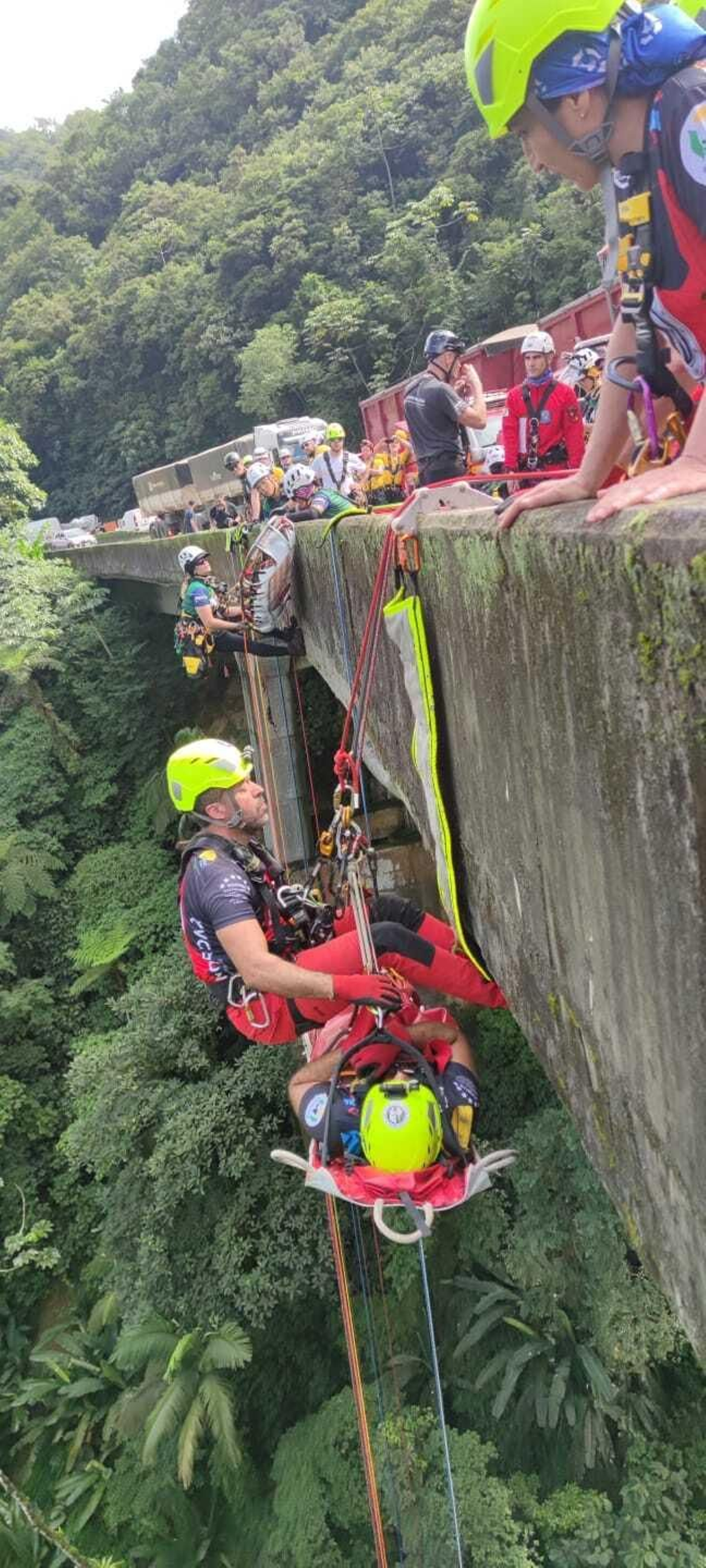 Impresionante imagen de un rescate vertical.