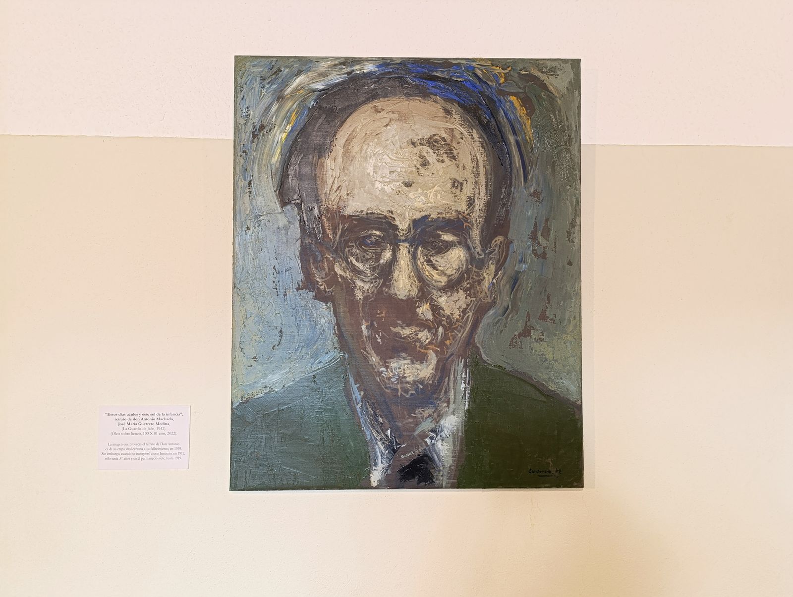 Retrato pictórico de Antonio Machado que preside el espacio.