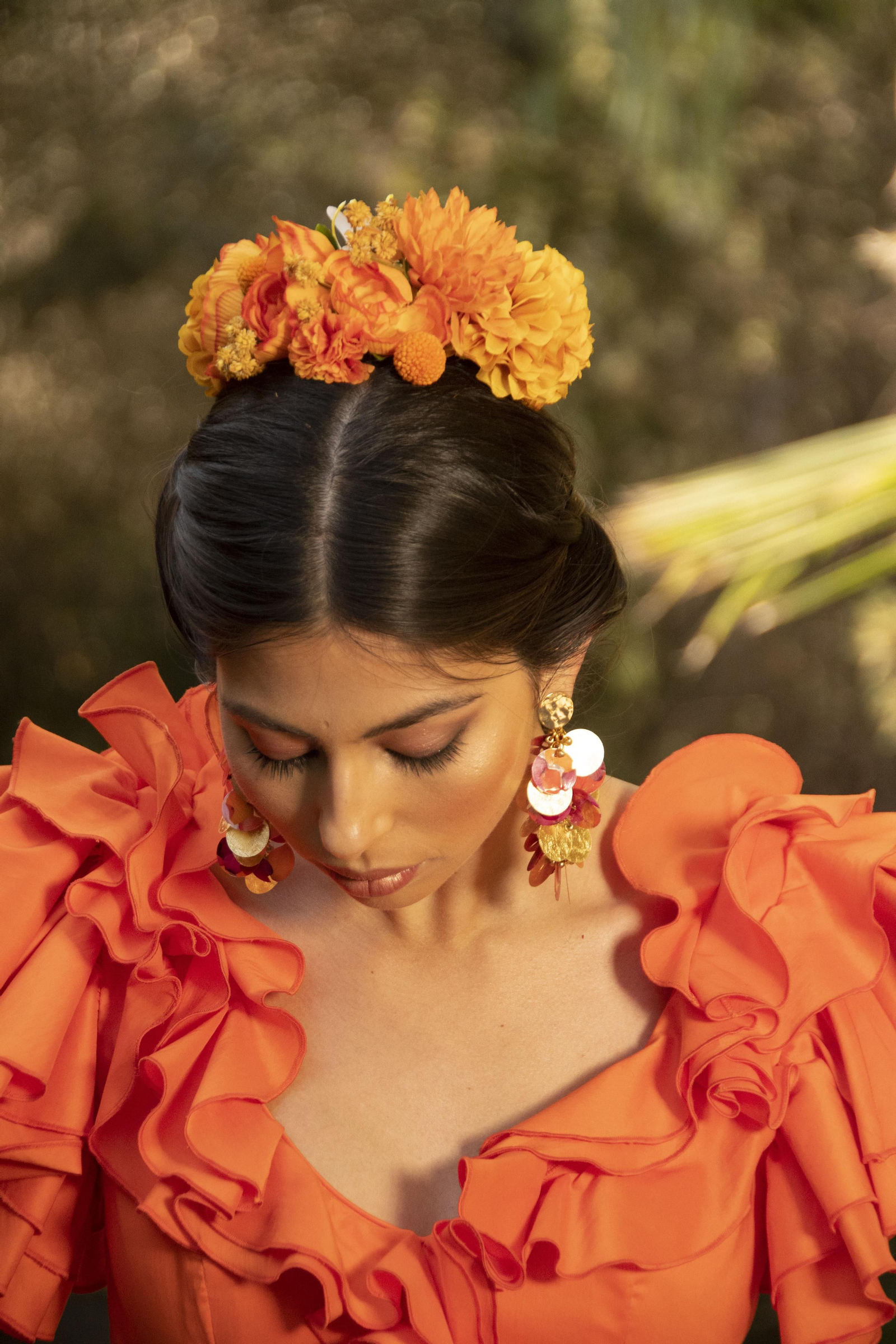 Cómo colocar la flor de flamenca en la Feria de Abril de Sevilla