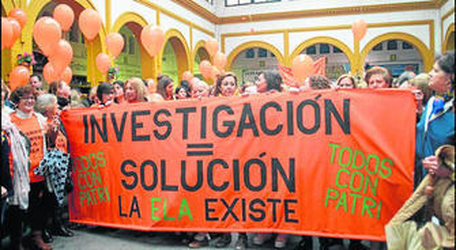 Vecinos de Tarifa y miembros de Atela en una concentración en el mercado de Tarifa.