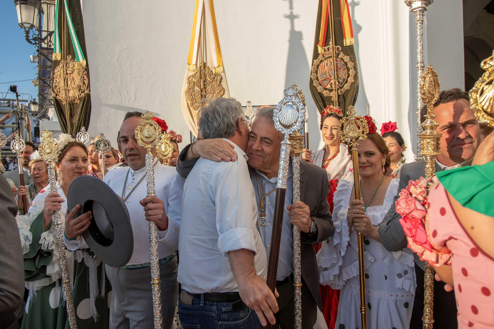 Abrazo de los alcaldes de Estepona y Almonte.