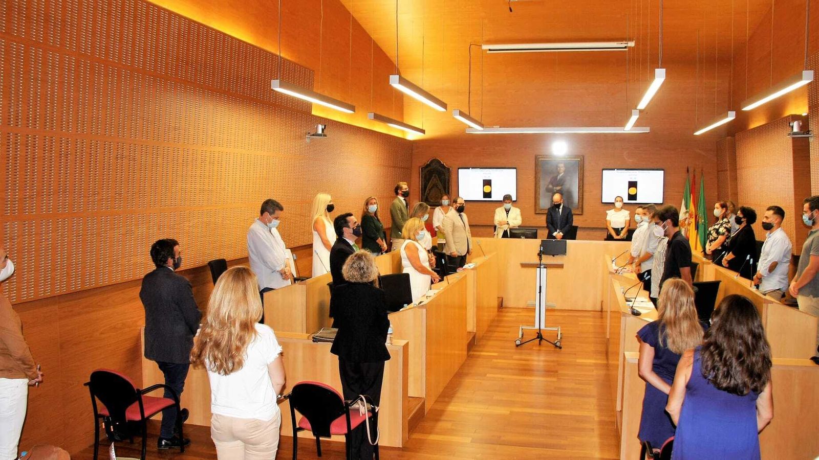 En la sesión se guardó un minuto de silencio por el fallecimiento del ex-edil socialista Carlos de la Flor.