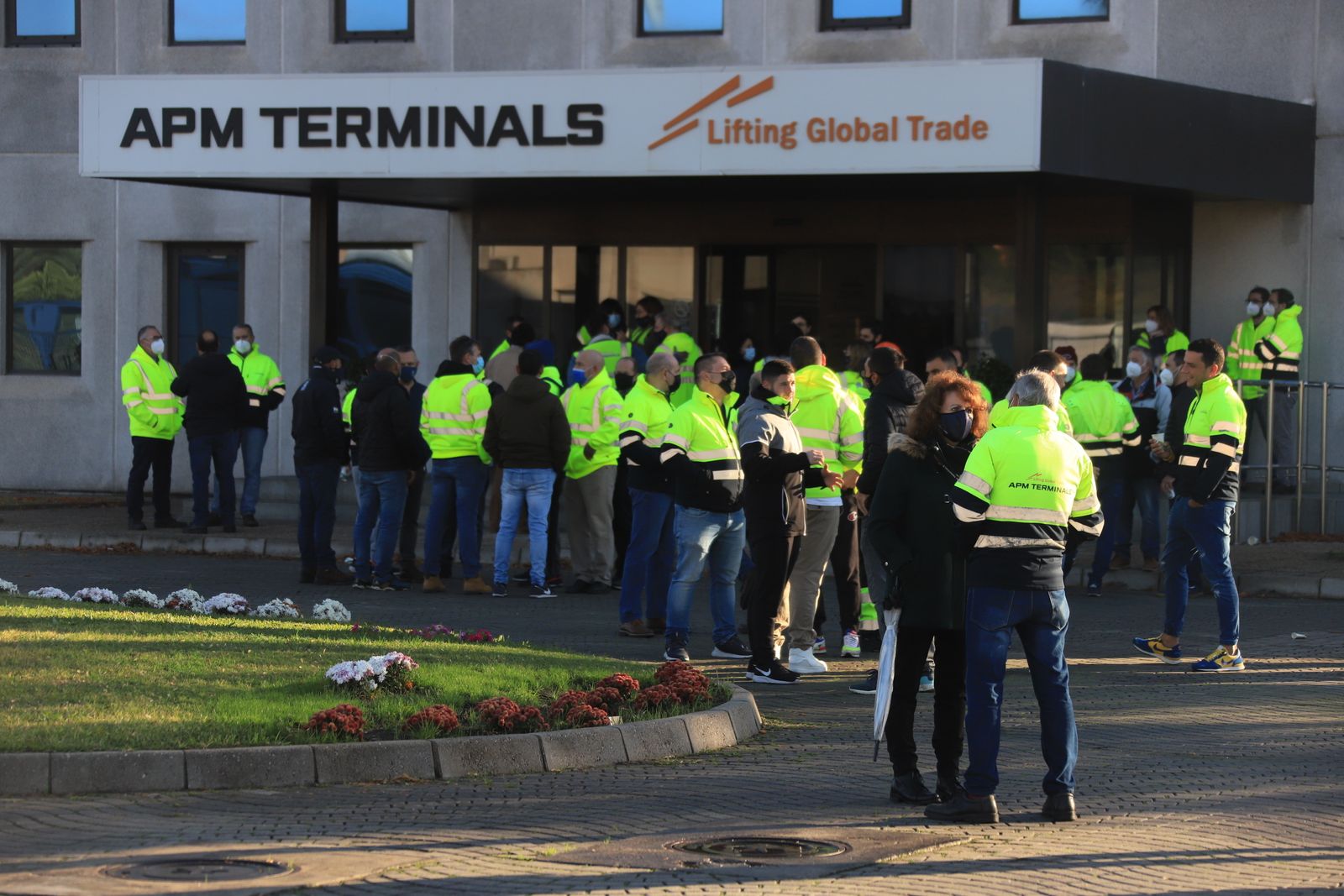 Trabajadores de APM Terminals concentrados a las puertas del edificio de oficinas.