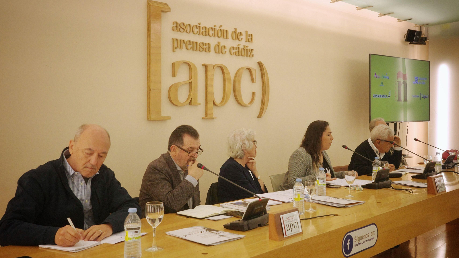 Un momento de la mesa redonda celebrada en la APC, moderada por Tamara García.