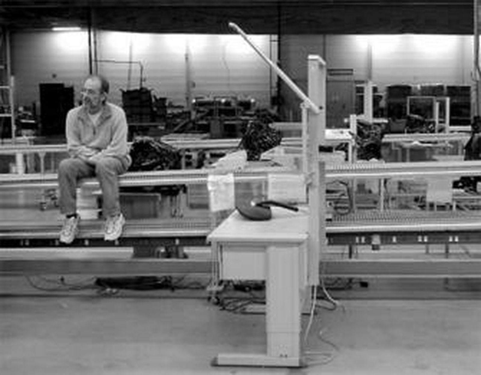 Un trabajador de Vitelcom,  este invierno, sentado en una de las líneas de trabajo inactiva.