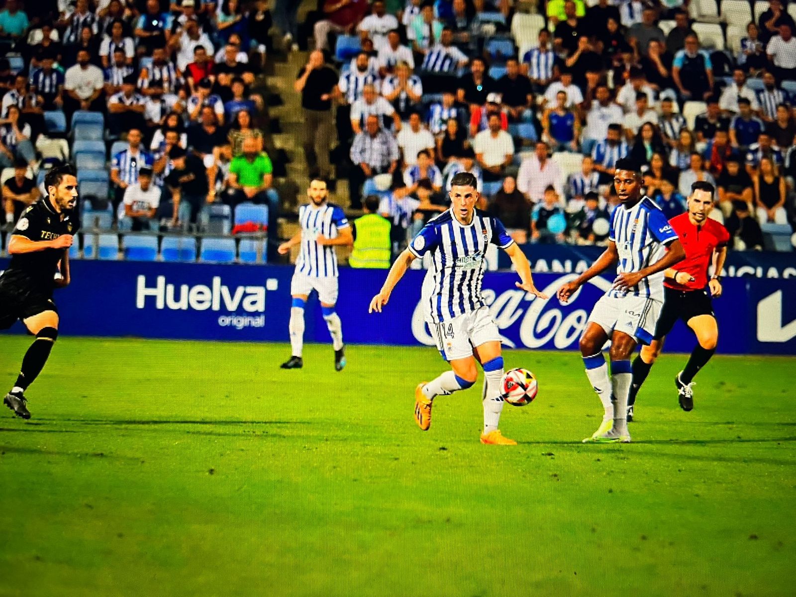 David del Pozo conduce el balón sobre el césped del Nuevo Colombino.