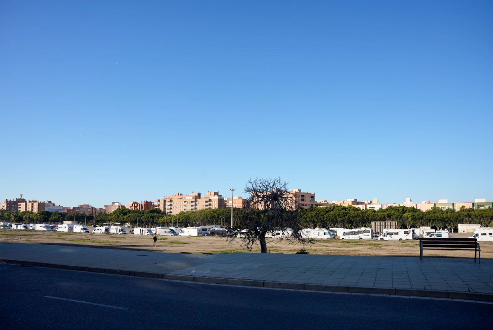 Autocaravanas forman un "barrio" junto al Auditorio Maestro Padilla.